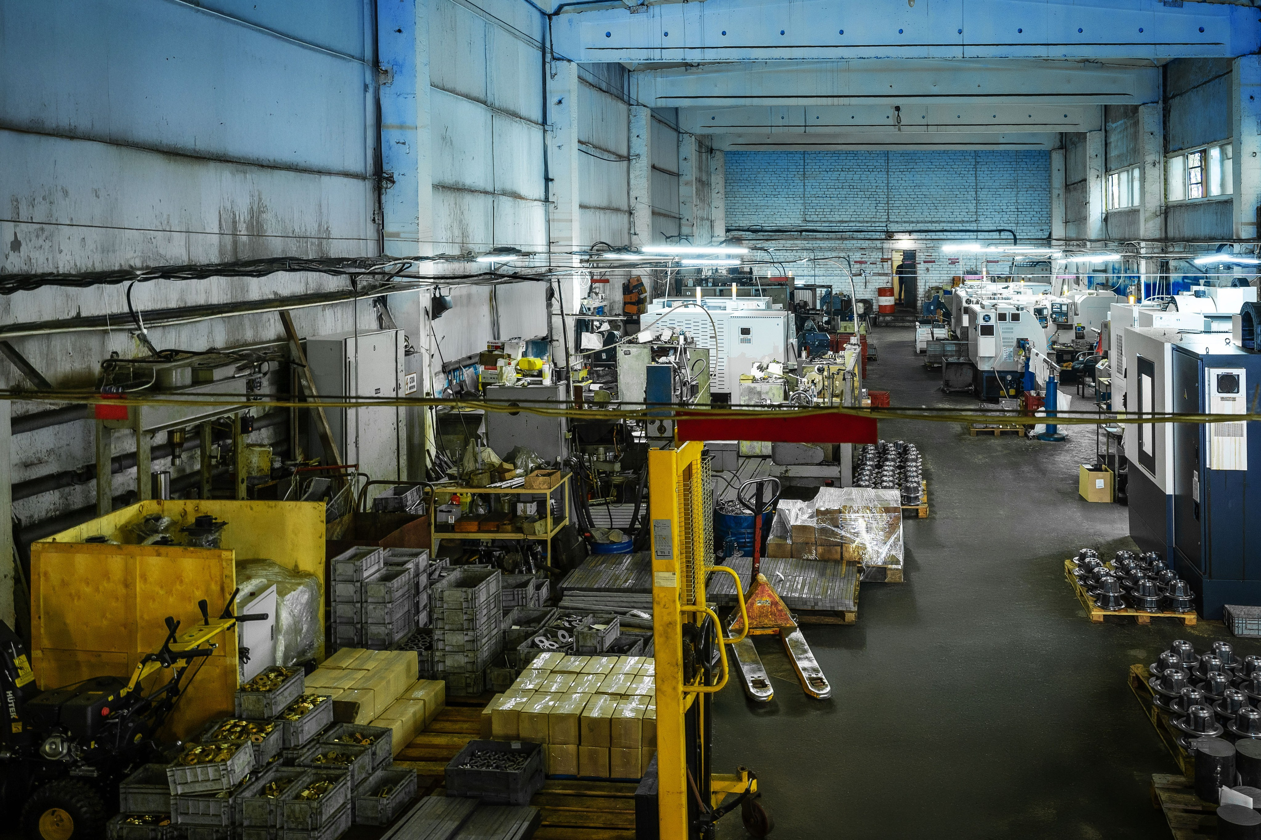 Общий вид современного токарного цеха с парком станков для металлообработки