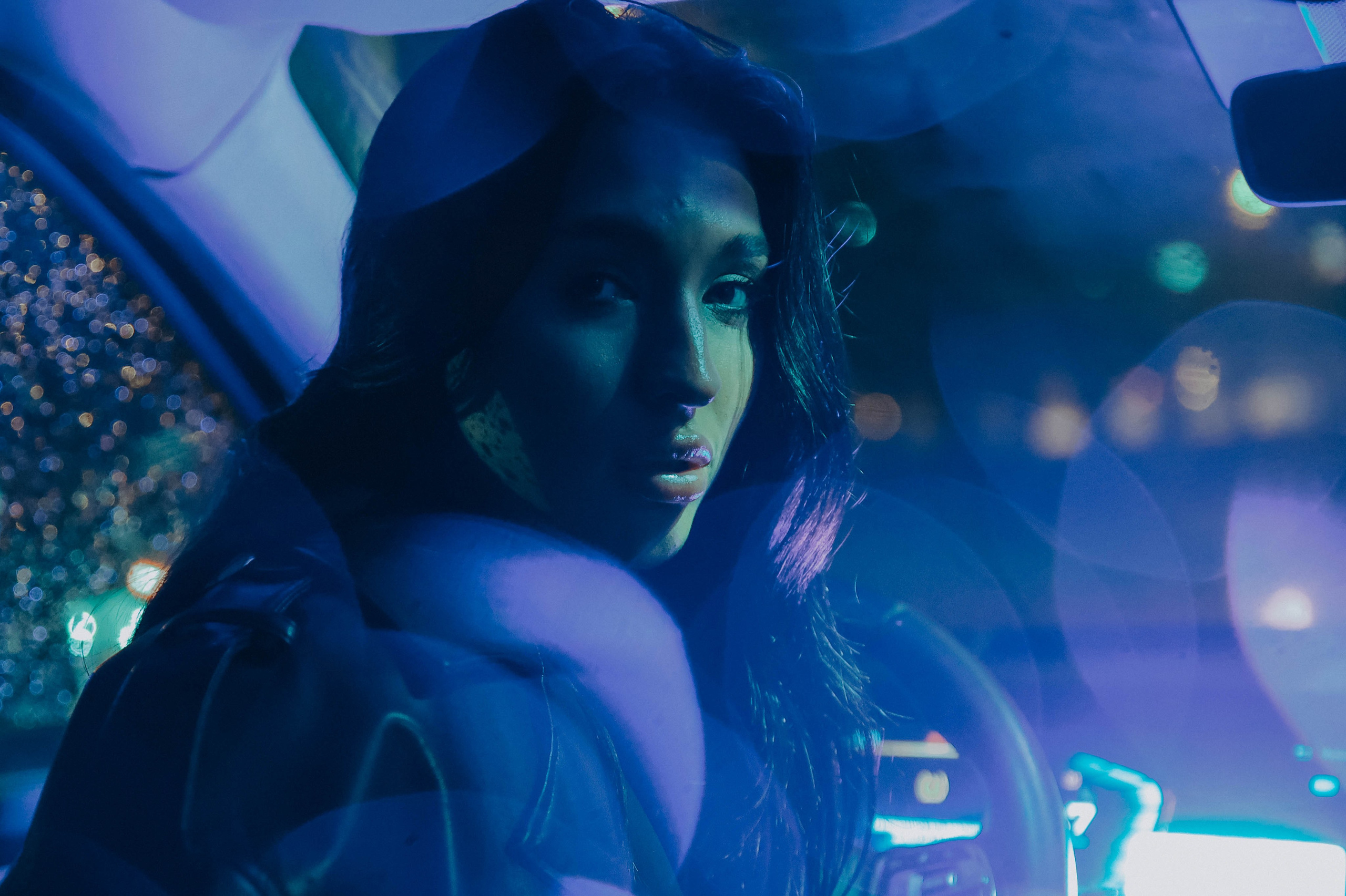 Фотосессия девушки в машине с цветным светом