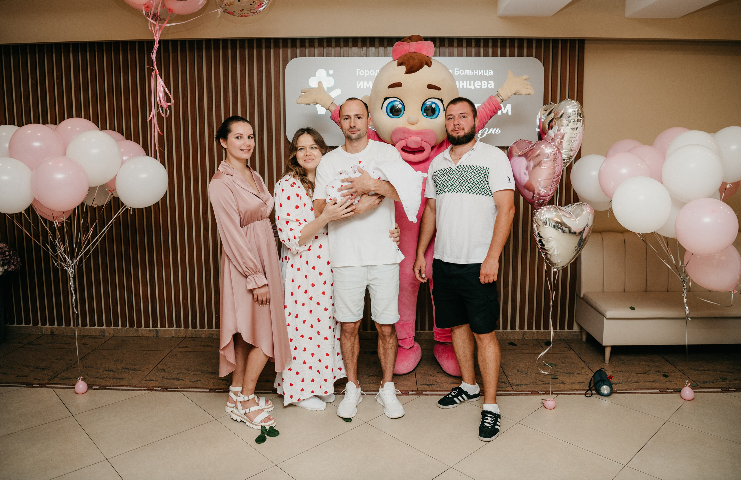 Выписка Софии в ГКБ Ерамишанцева. Фотограф на выписку из роддома в Москве и МО