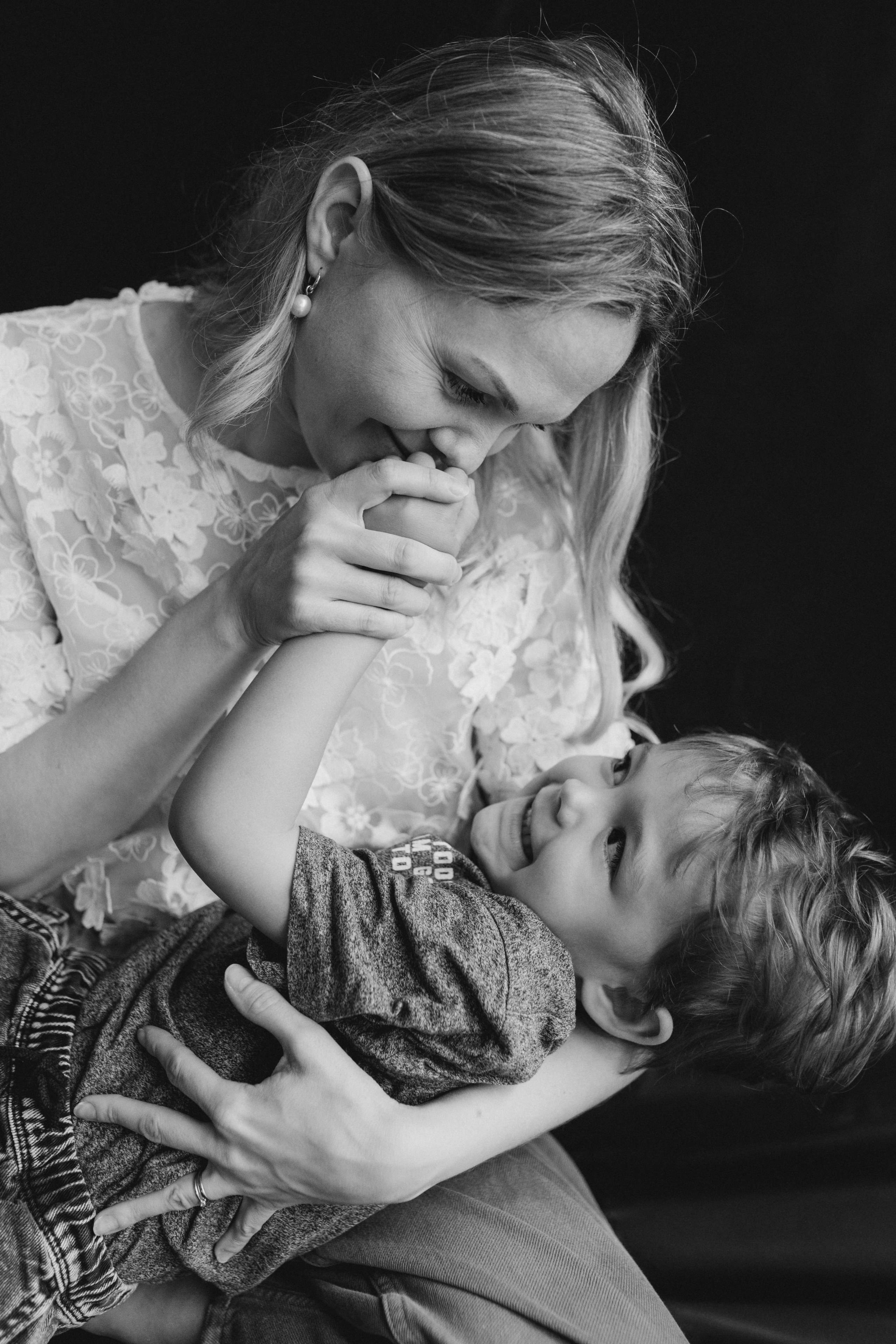 Portrait enfant en Noir et Blanc. Photographe des familles et enfants à Nantes et alentours