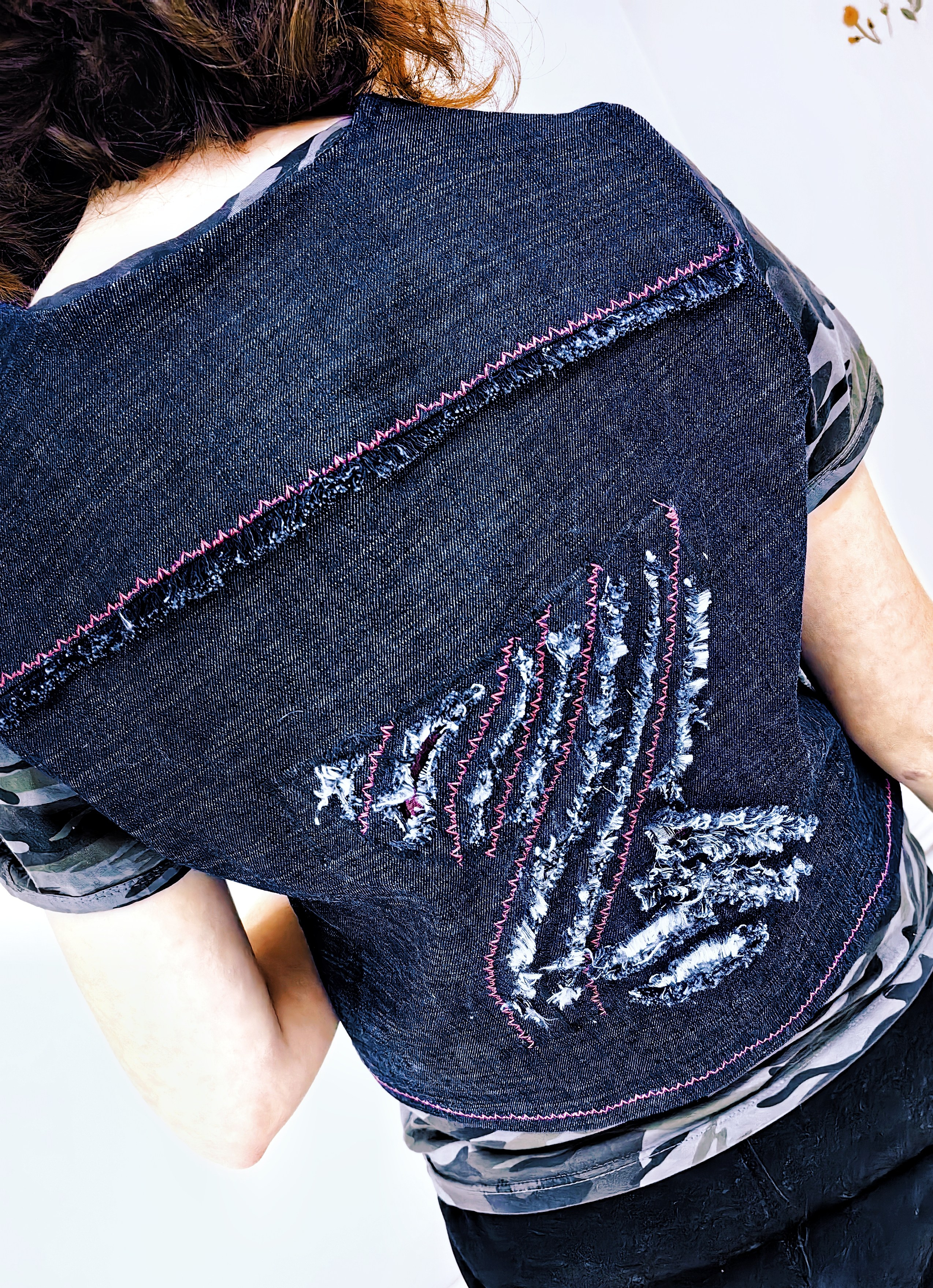 Дизайнерские жилетки из джинсы с декором в технике синель, росписью ткани, вышивка. Шьют дети. Владивосток. Школа для девочек во Владивостоке — Само Совершенство
