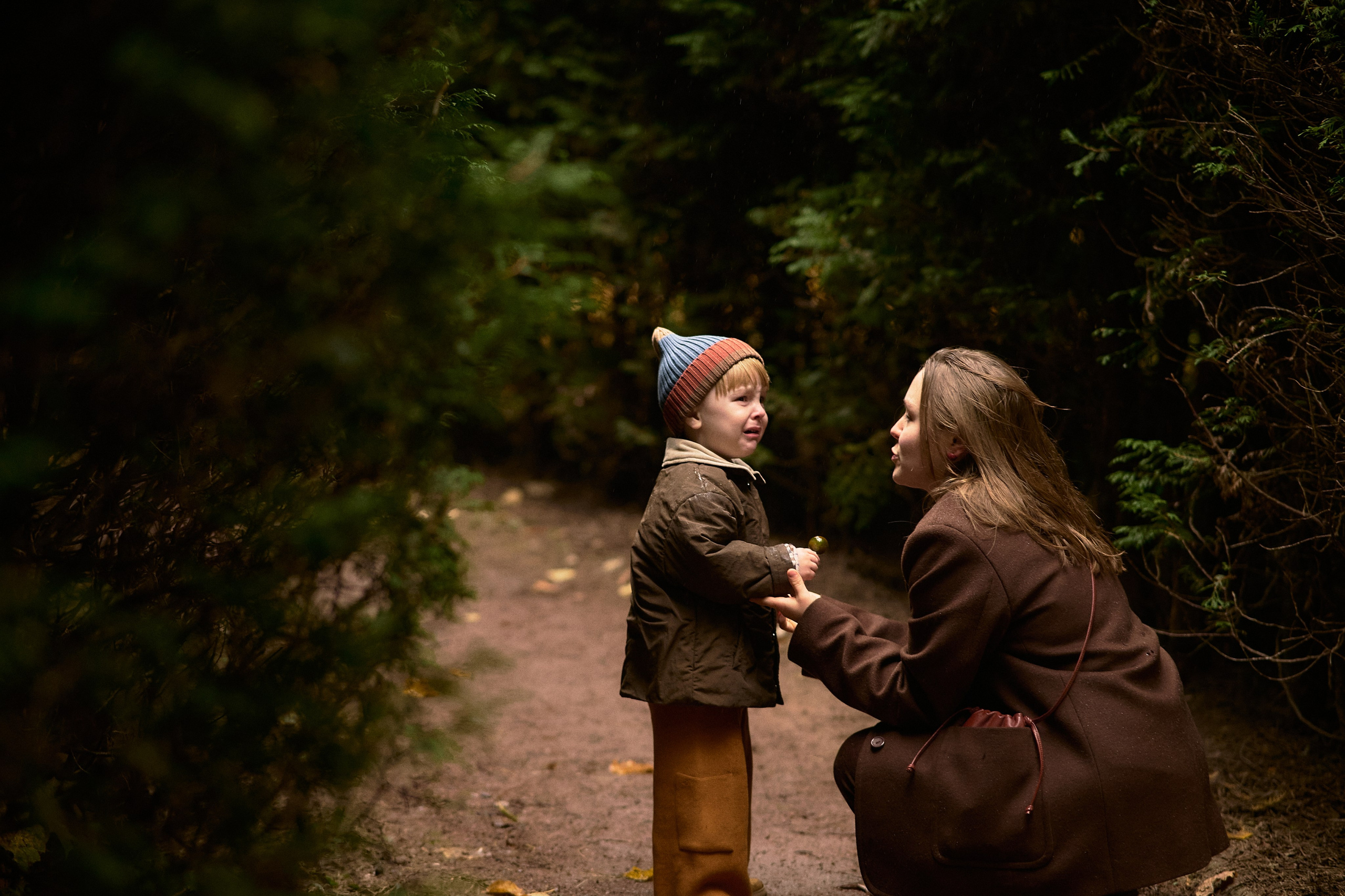 Света и Илюша под дождём. Семейный и свадебный lifestyle-фотограф в Москве Мария Петрова
