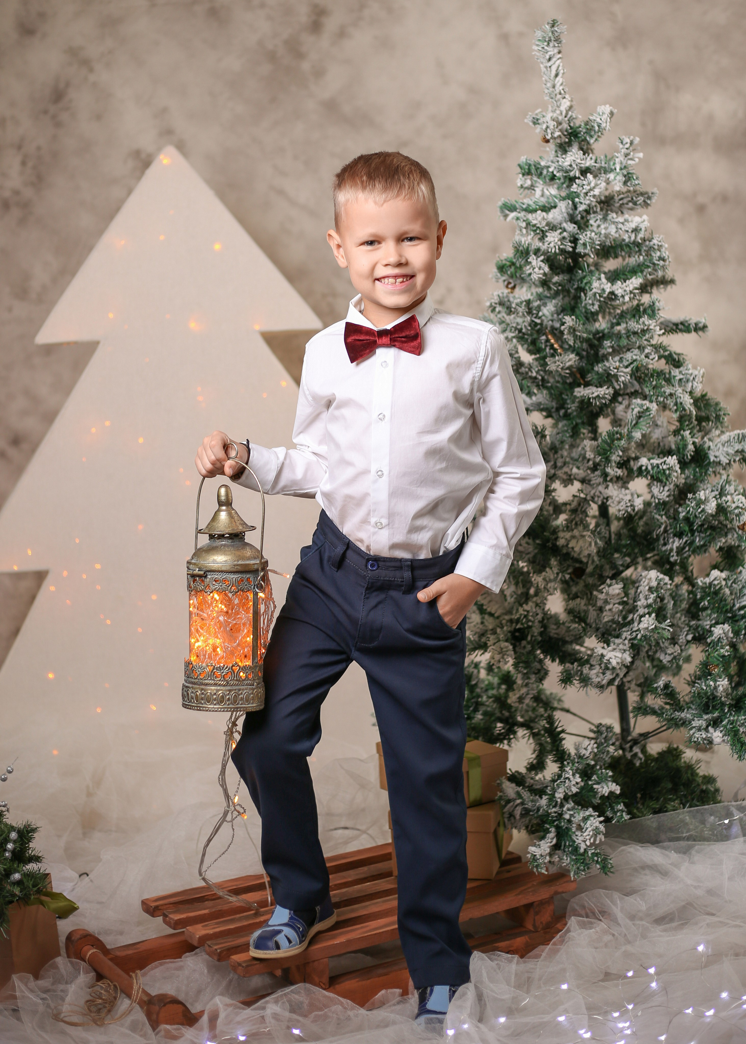 Общее фото в детском саду с выездным реквизитом в Тюмени. Выпускные альбомы в Тюмени для школ, садов, вузов спортивных секций