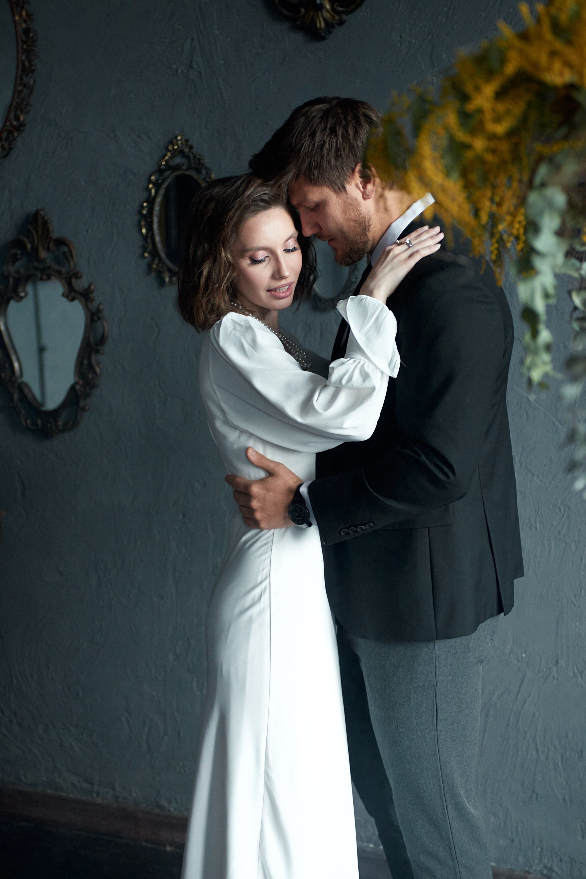 Свадебная фотосессия с борзыми в фотостудии