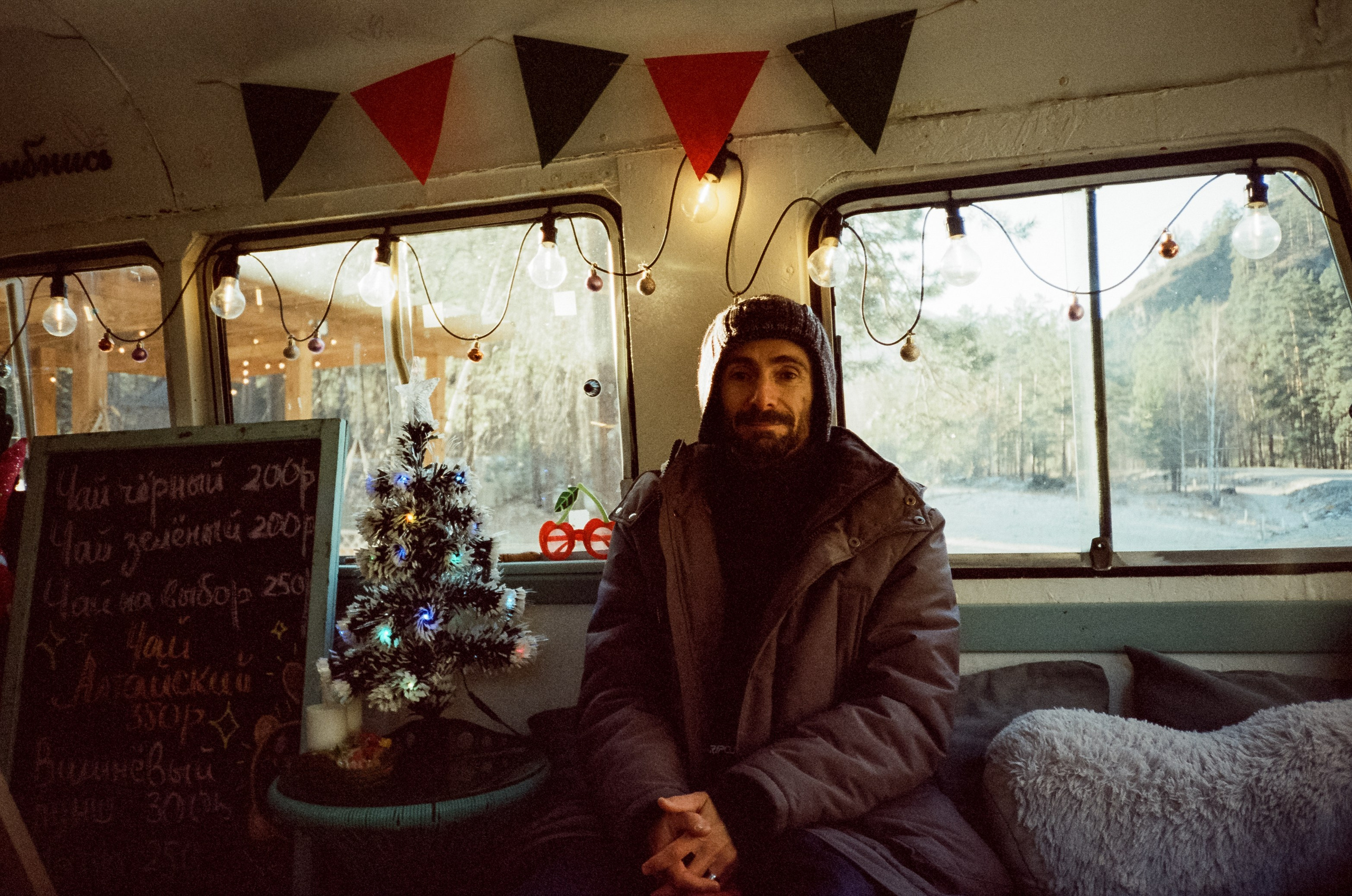 Утро в Манжероке и кафе-автобус Coffee Bus на Чемальском тракте. Фотограф-документалист Мария Осокина