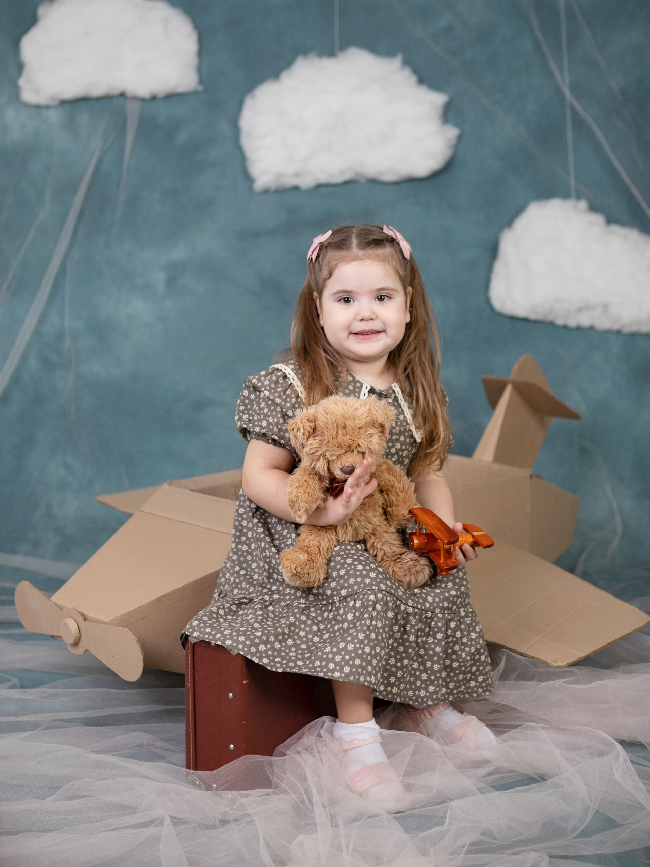 Общее фото в детском саду с выездным реквизитом в Тюмени. Выпускные альбомы в Тюмени для школ, садов, вузов спортивных секций