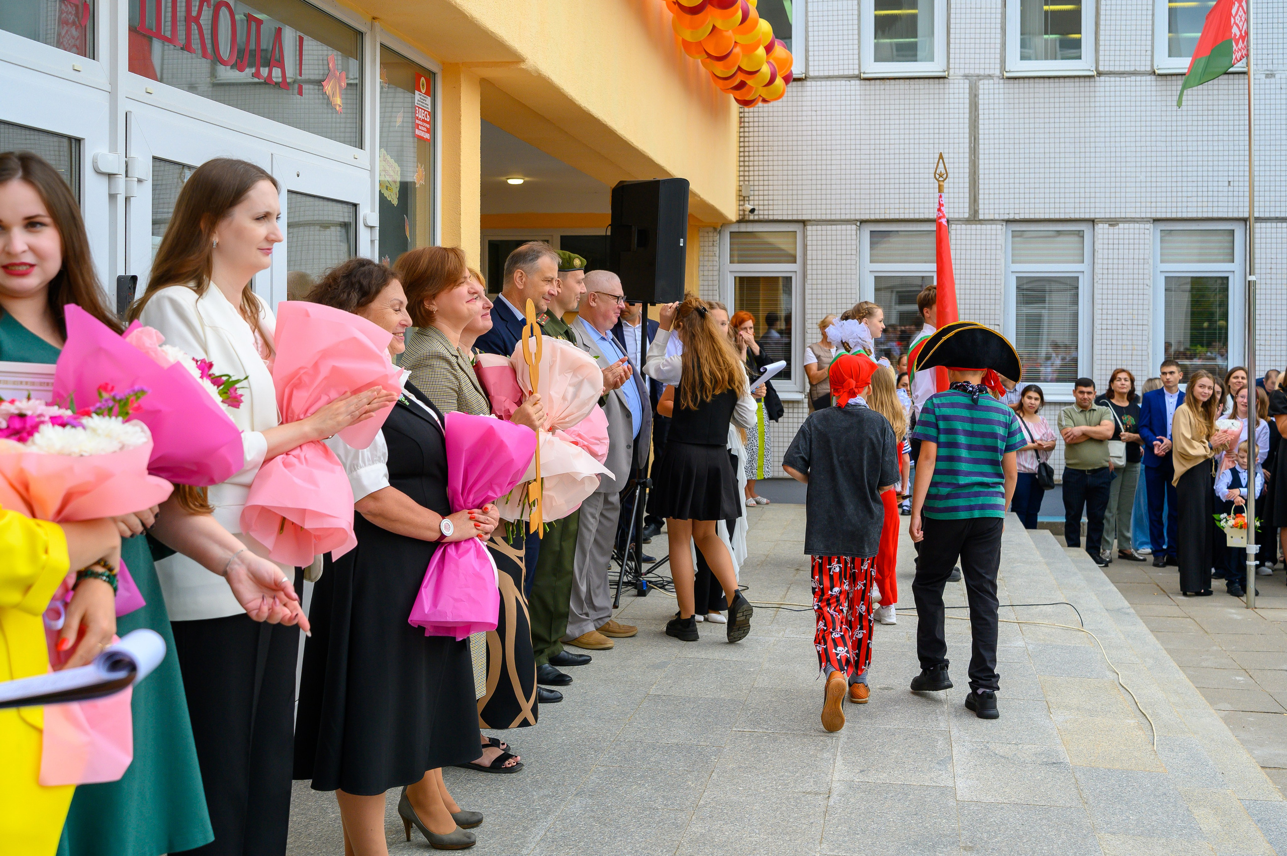 Вот звучит первый звонок, перед этим долгое приготовление к новому этапу в жизни, Яромир идет в школу. Фотоуслуги, услуги фотографа, фотографирование важных событий