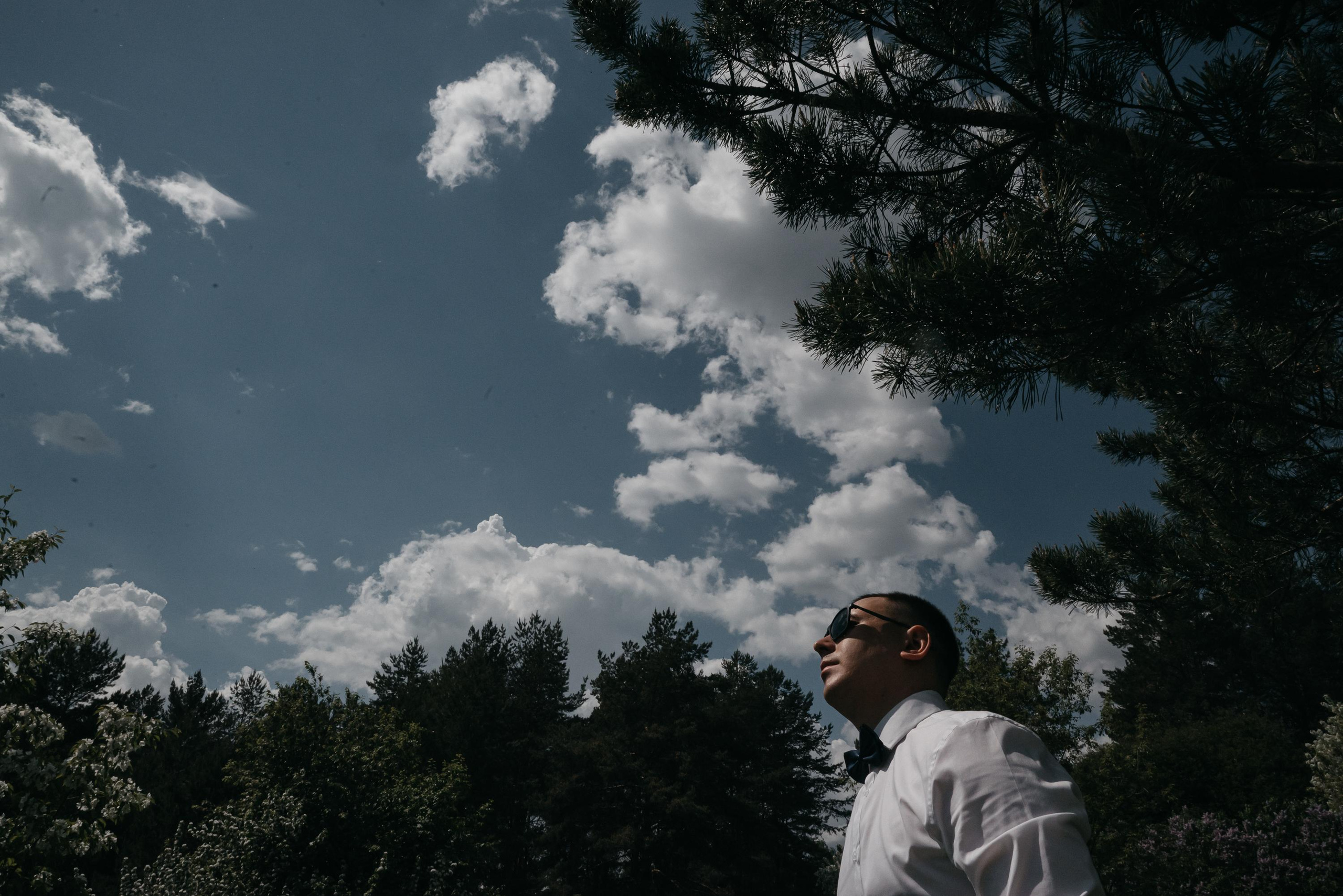 Свадебная прогулка в цветущих яблонях. Свадебный фотограф Ижевск Петр Шишков