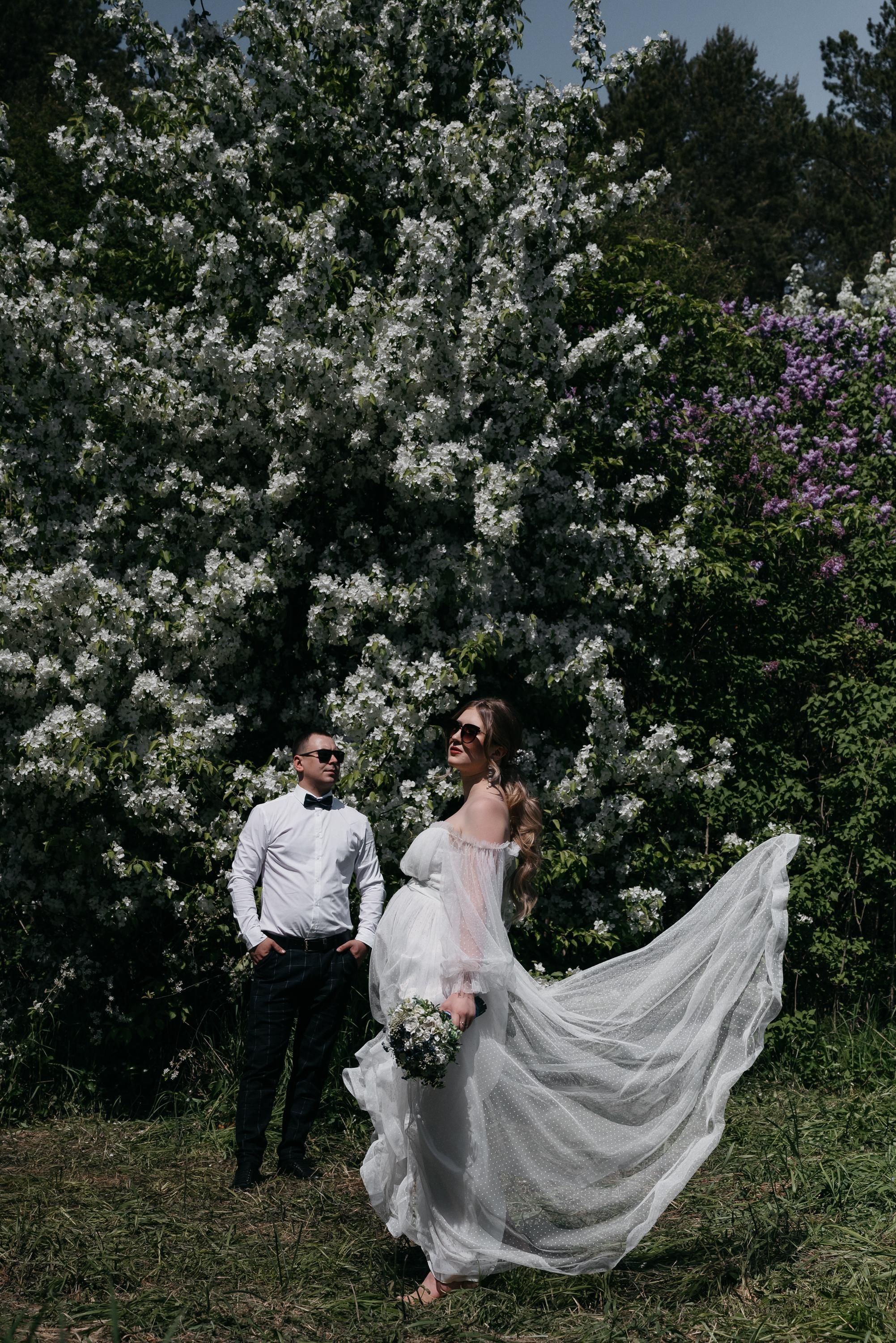 Свадебная прогулка в цветущих яблонях. Свадебный фотограф Ижевск Петр Шишков