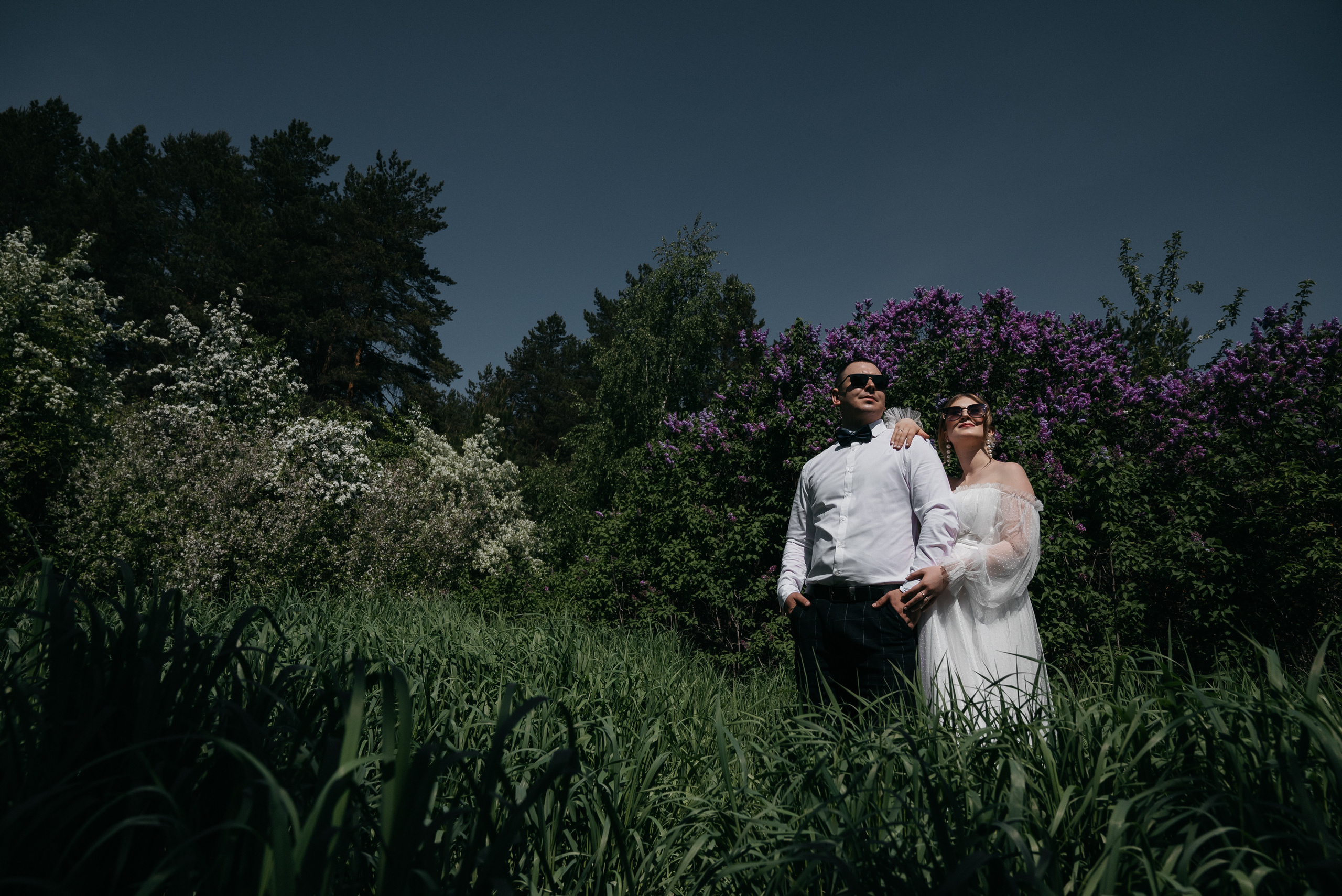Свадебная прогулка в цветущих яблонях. Свадебный фотограф Ижевск Петр Шишков