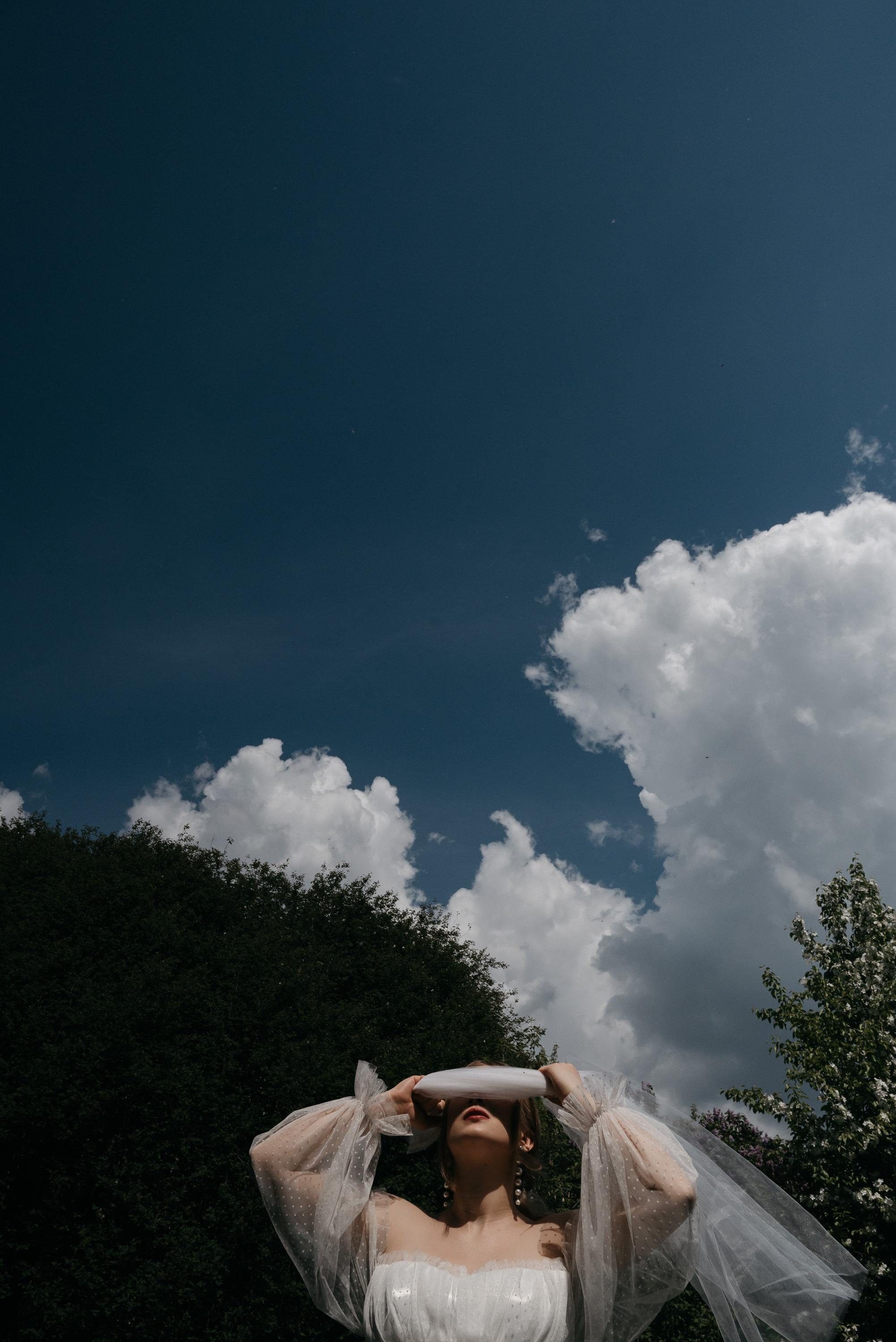 Свадебная прогулка в цветущих яблонях. Свадебный фотограф Ижевск Петр Шишков