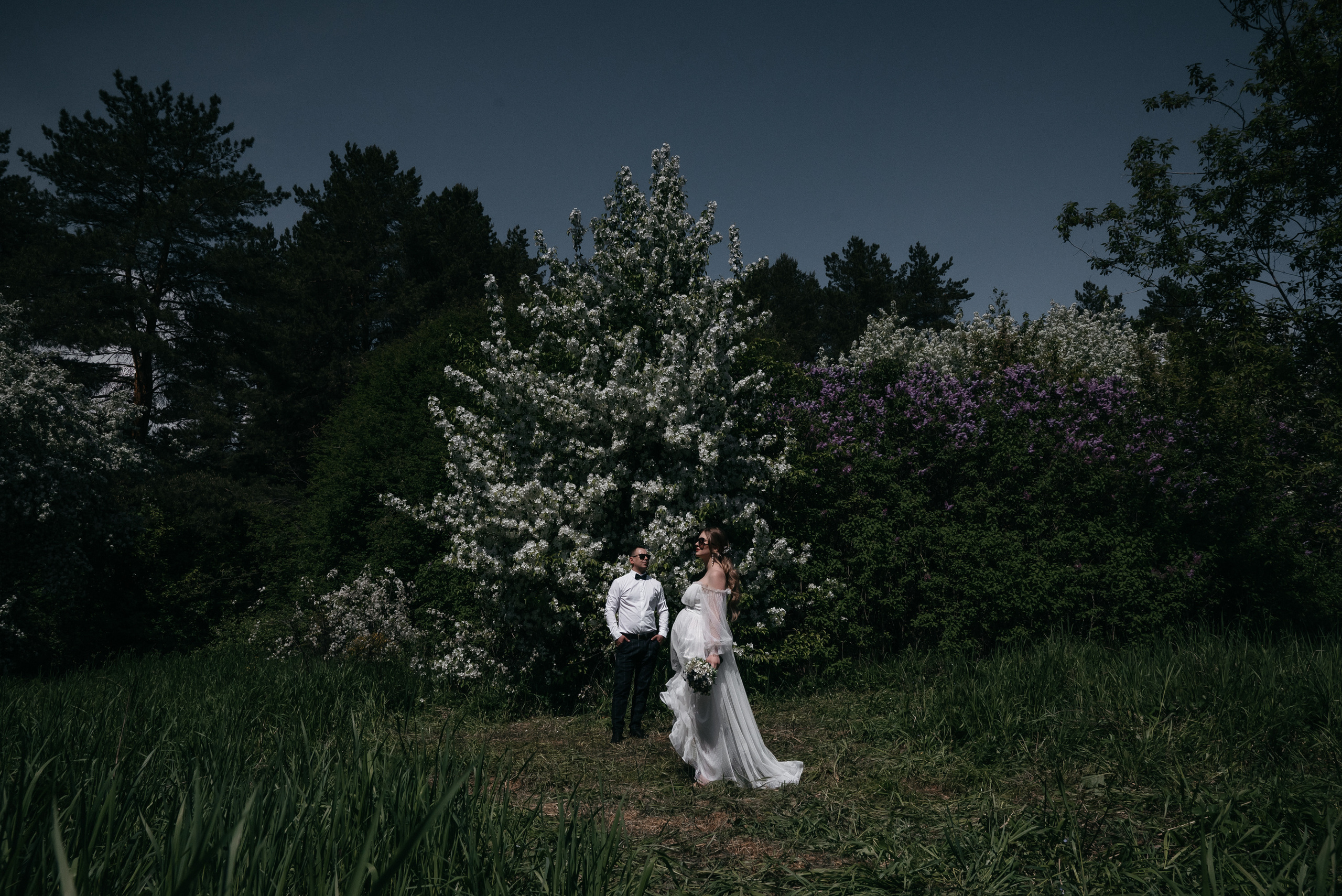 Свадебная прогулка в цветущих яблонях. Свадебный фотограф Ижевск Петр Шишков