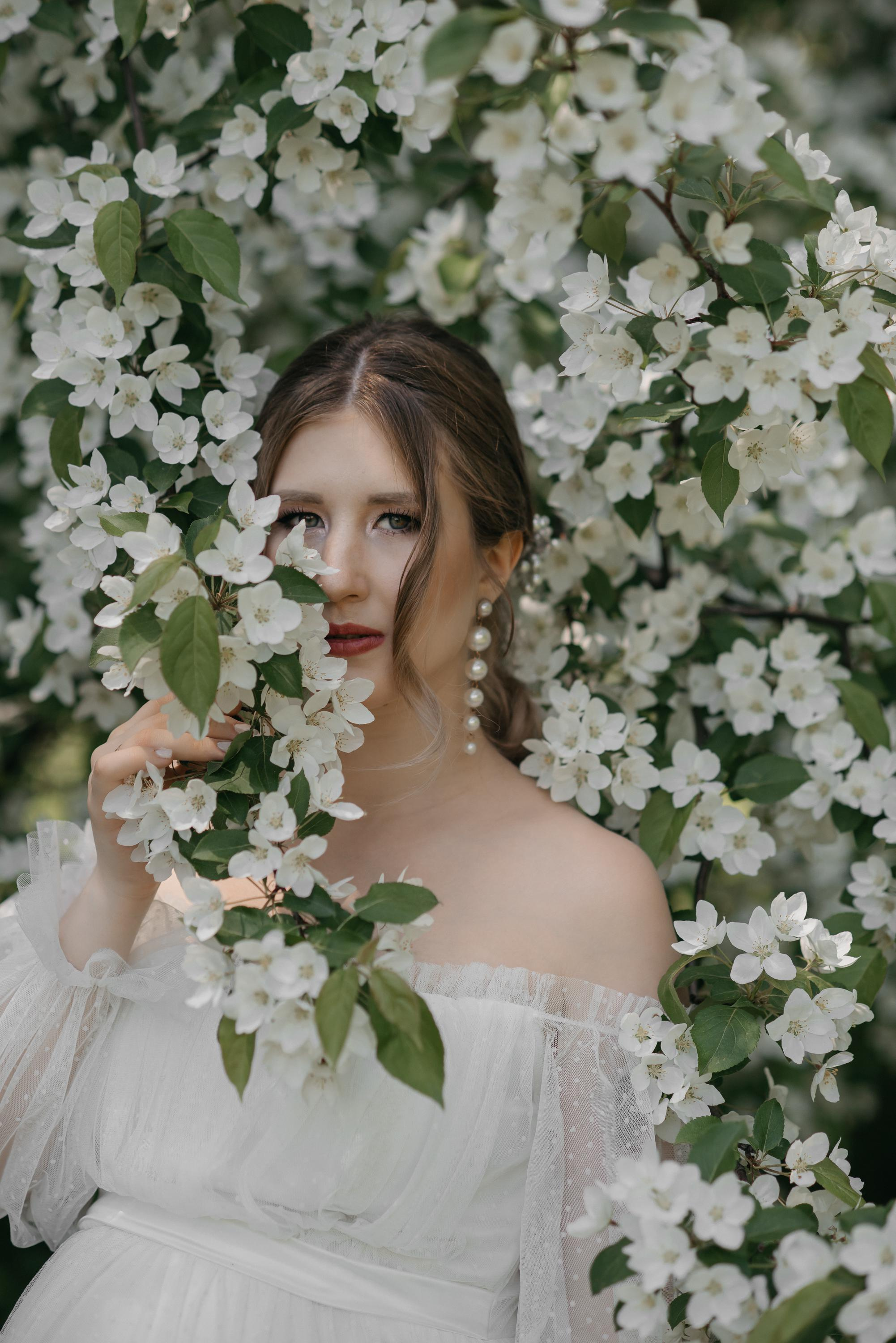 Свадебная прогулка в цветущих яблонях. Свадебный фотограф Ижевск Петр Шишков