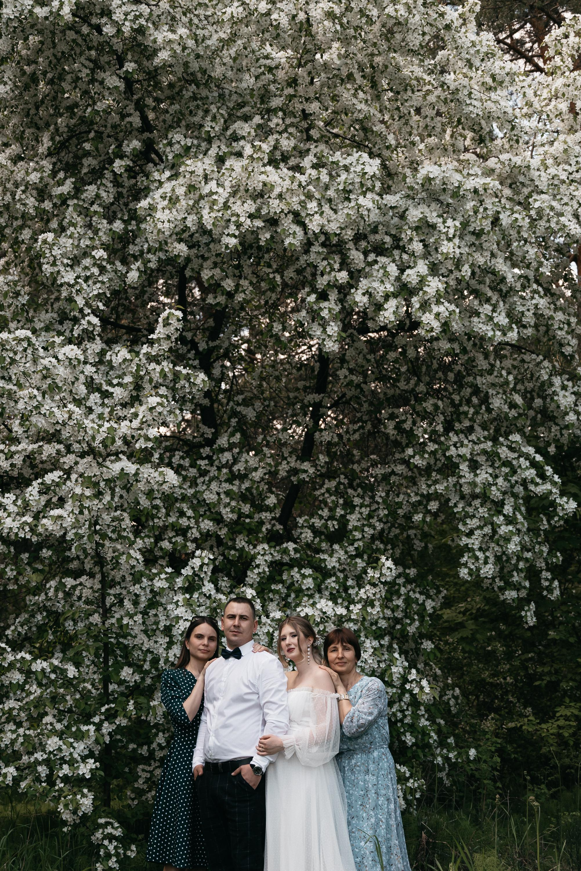 Свадебная прогулка в цветущих яблонях. Свадебный фотограф Ижевск Петр Шишков