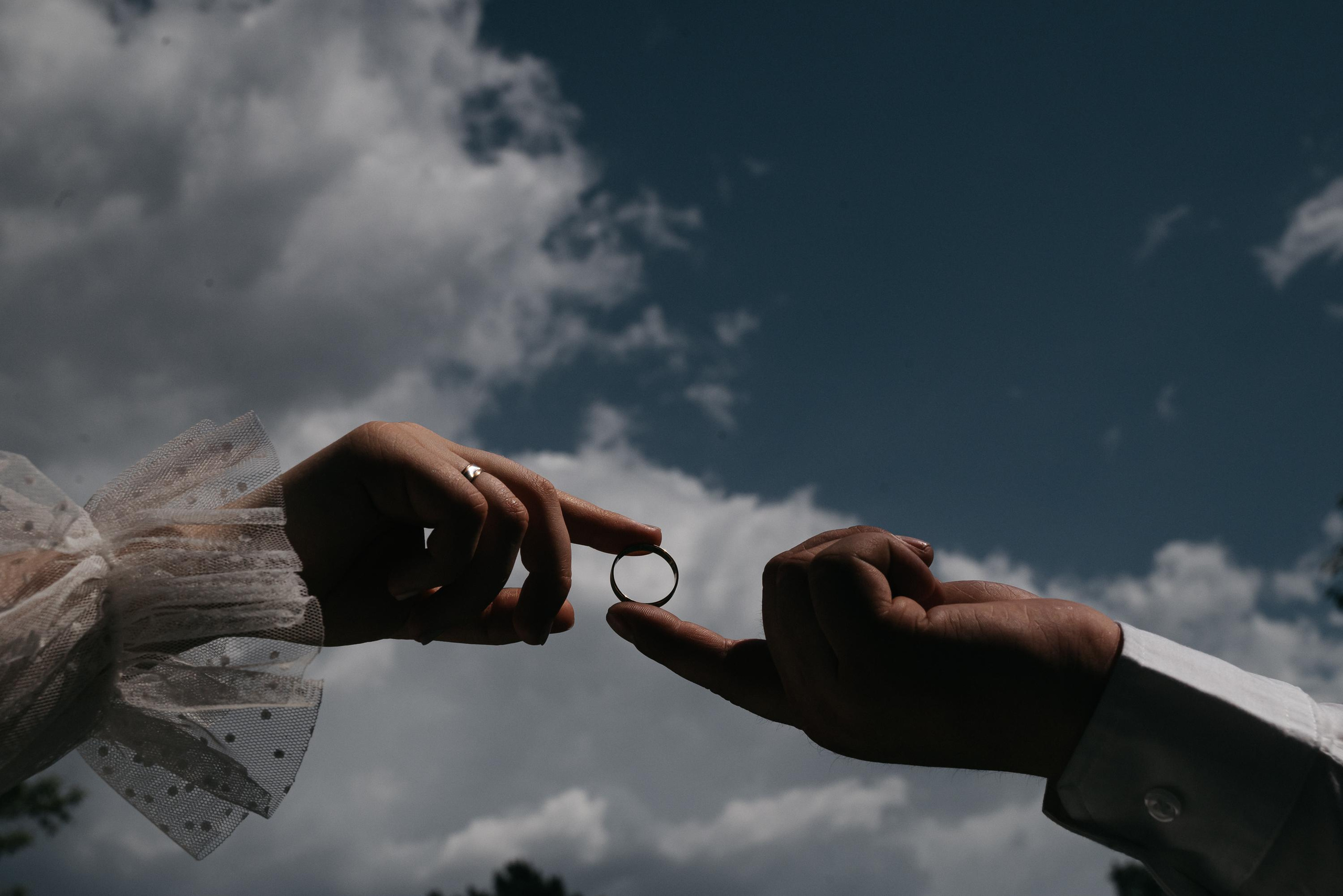 Свадебная прогулка в цветущих яблонях. Свадебный фотограф Ижевск Петр Шишков