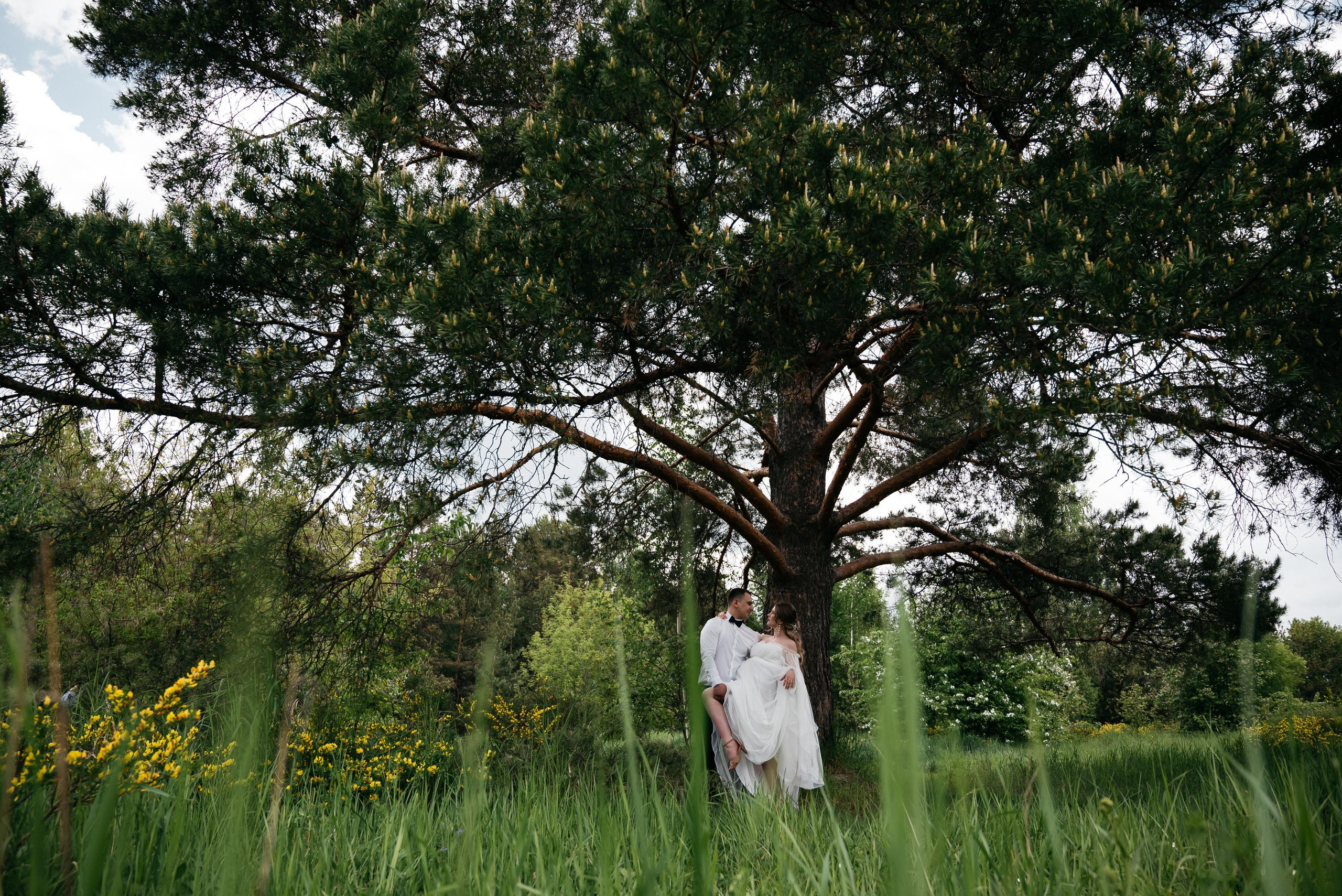 Свадебная прогулка в цветущих яблонях. Свадебный фотограф Ижевск Петр Шишков