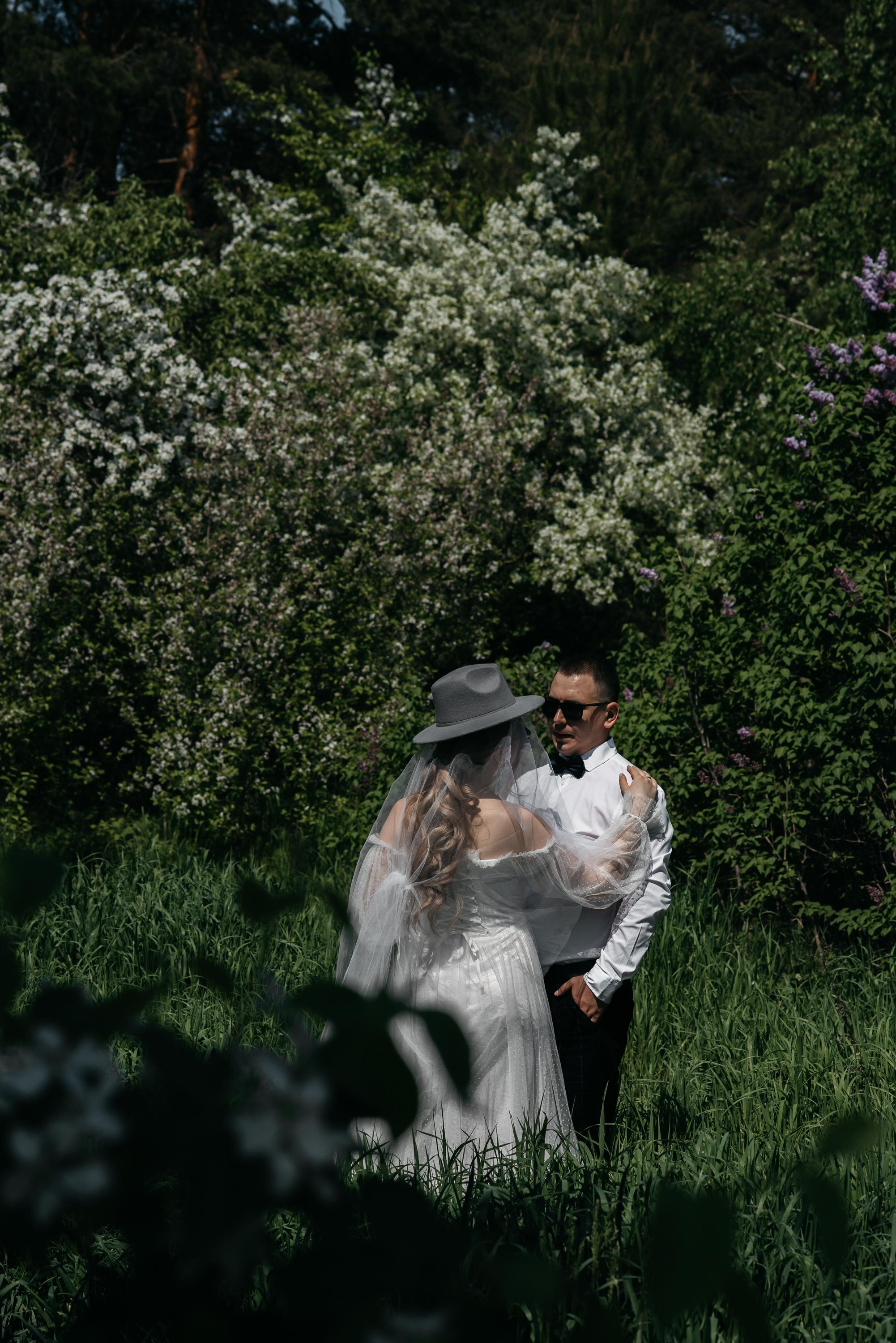 Свадебная прогулка в цветущих яблонях. Свадебный фотограф Ижевск Петр Шишков