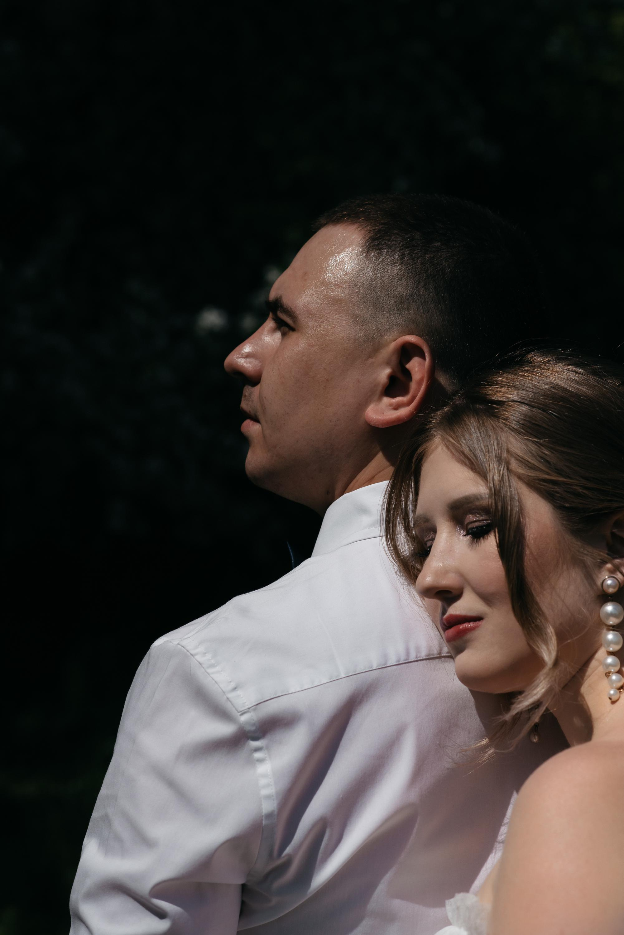 Свадебная прогулка в цветущих яблонях. Свадебный фотограф Ижевск Петр Шишков