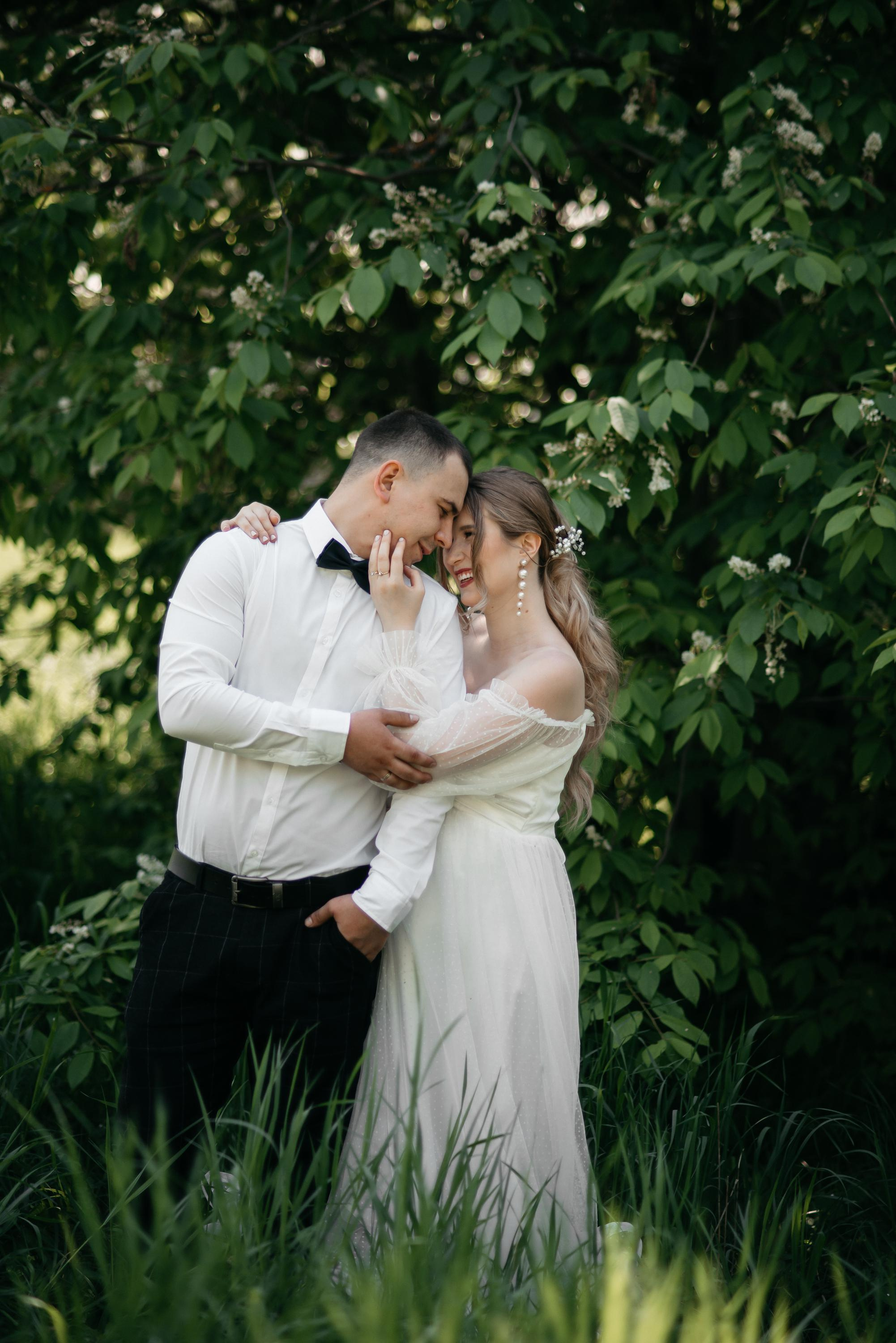 Свадебная прогулка в цветущих яблонях. Свадебный фотограф Ижевск Петр Шишков