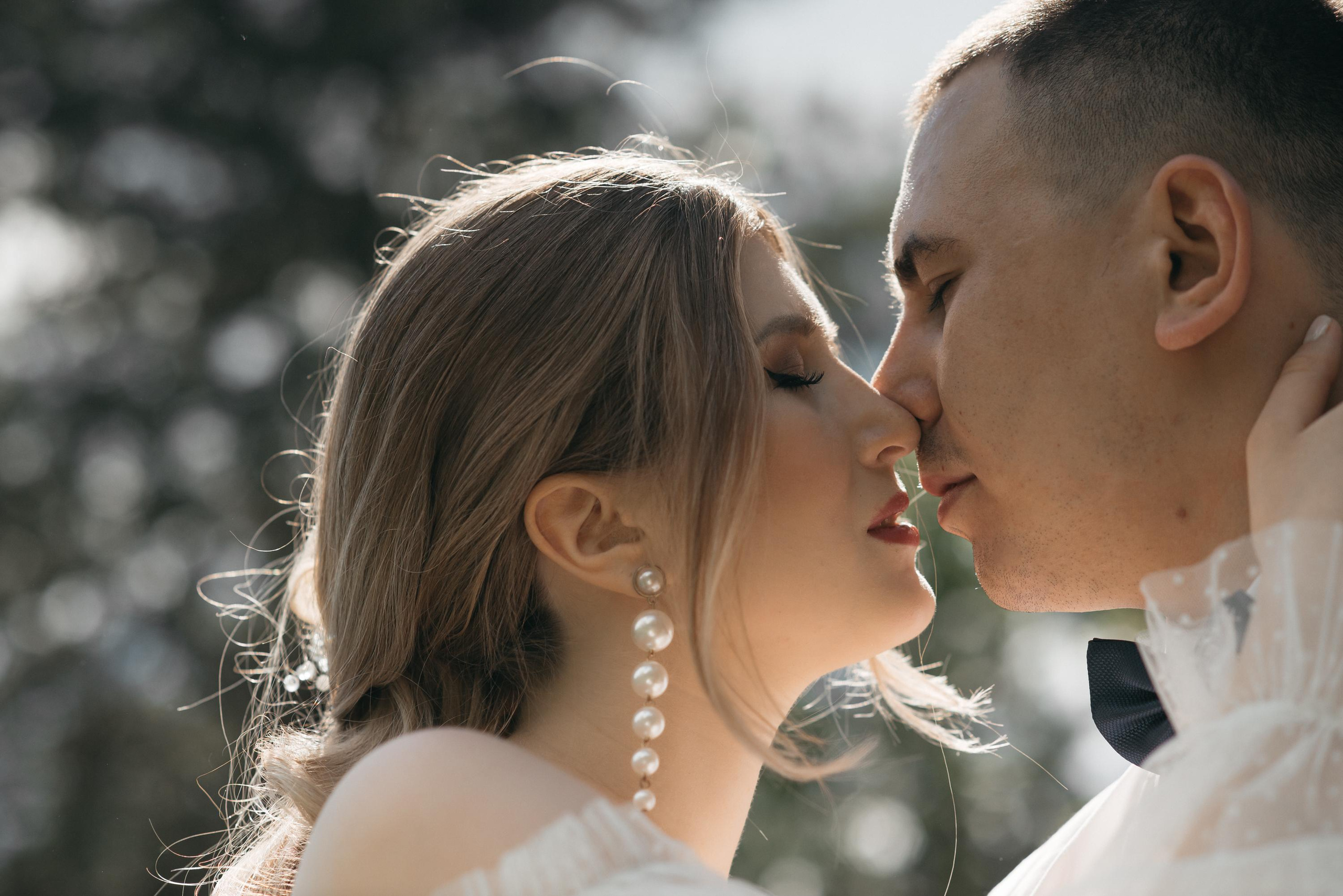 Свадебная прогулка в цветущих яблонях. Свадебный фотограф Ижевск Петр Шишков
