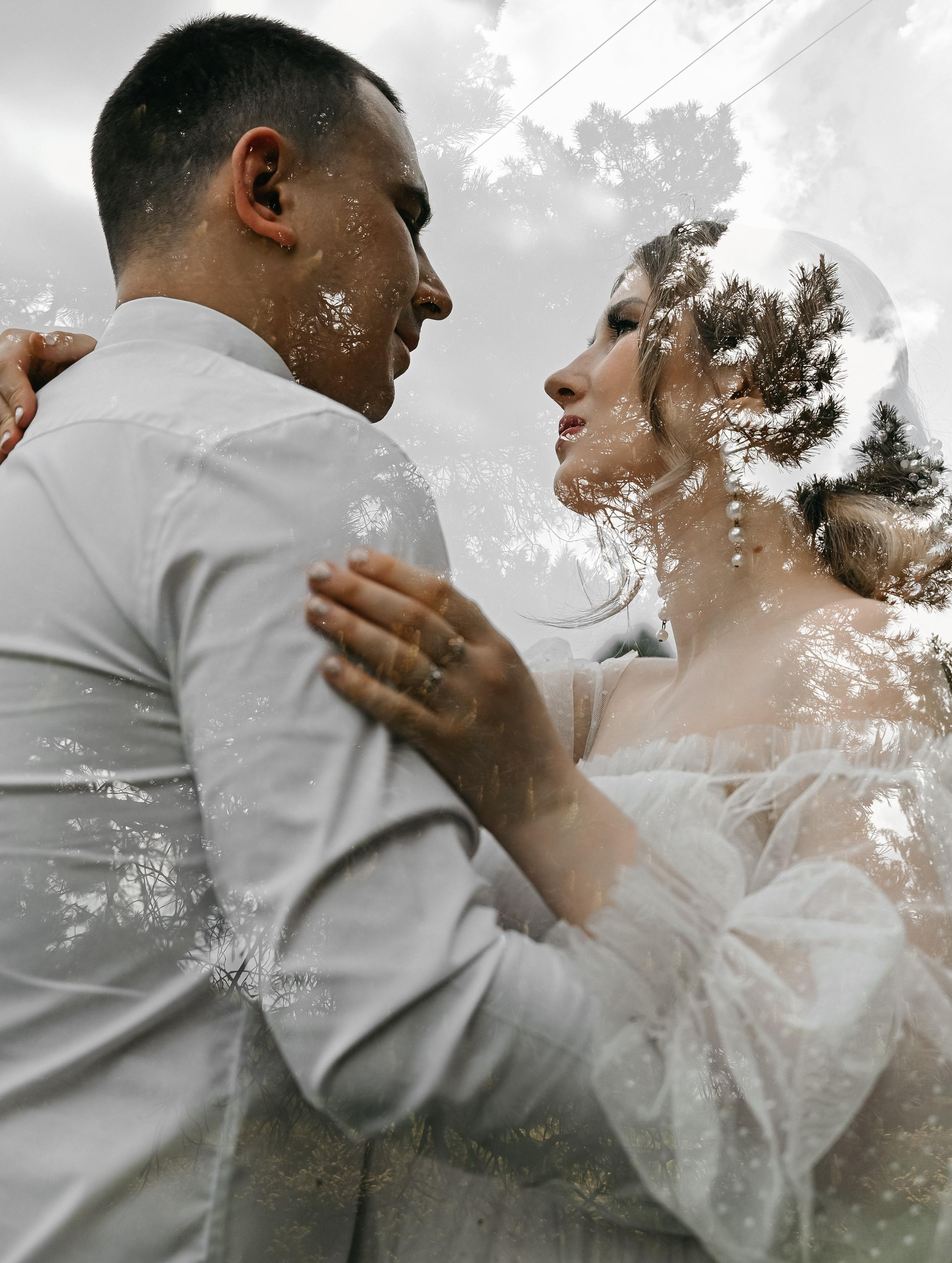 Свадебная прогулка в цветущих яблонях. Свадебный фотограф Ижевск Петр Шишков