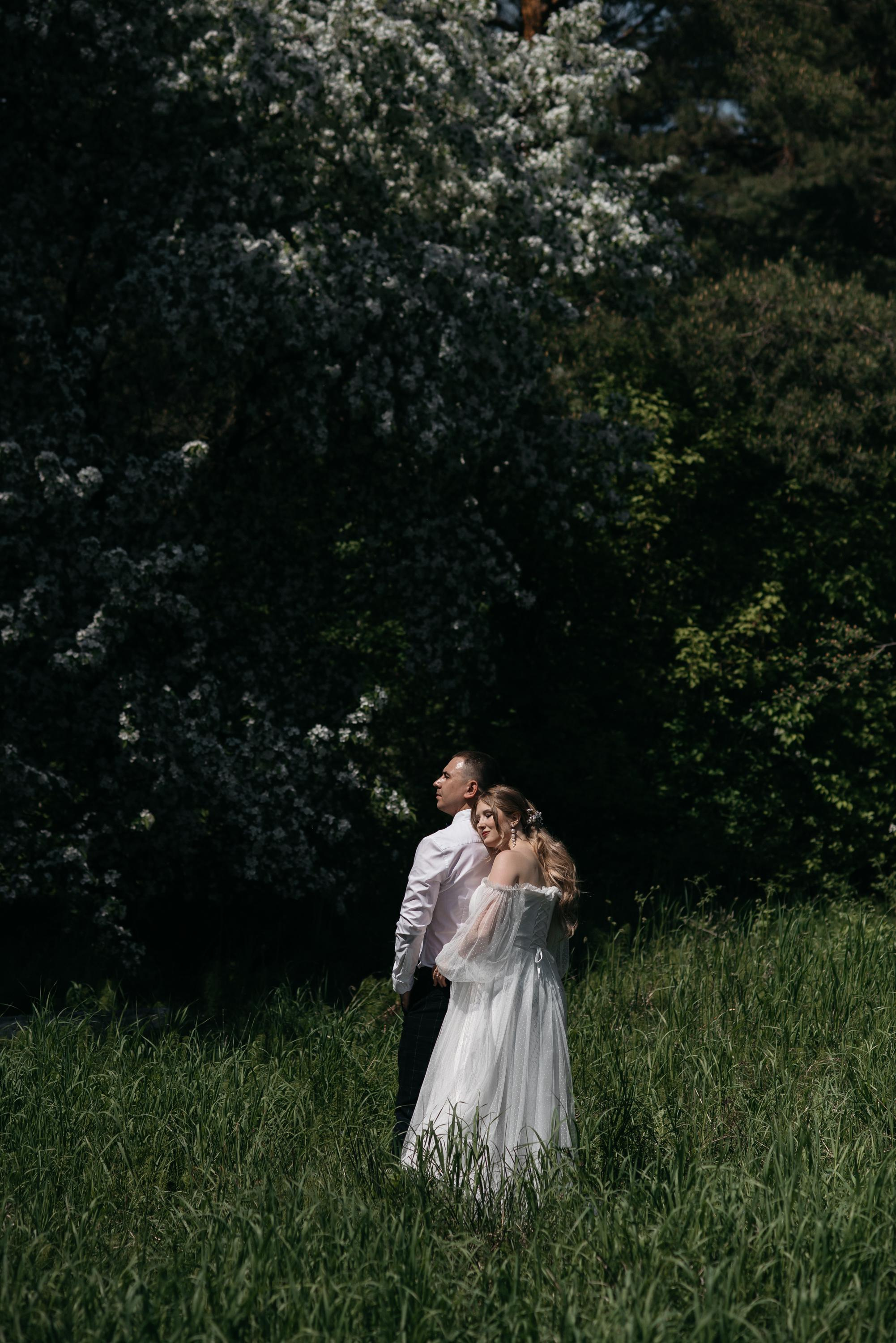 Свадебная прогулка в цветущих яблонях. Свадебный фотограф Ижевск Петр Шишков
