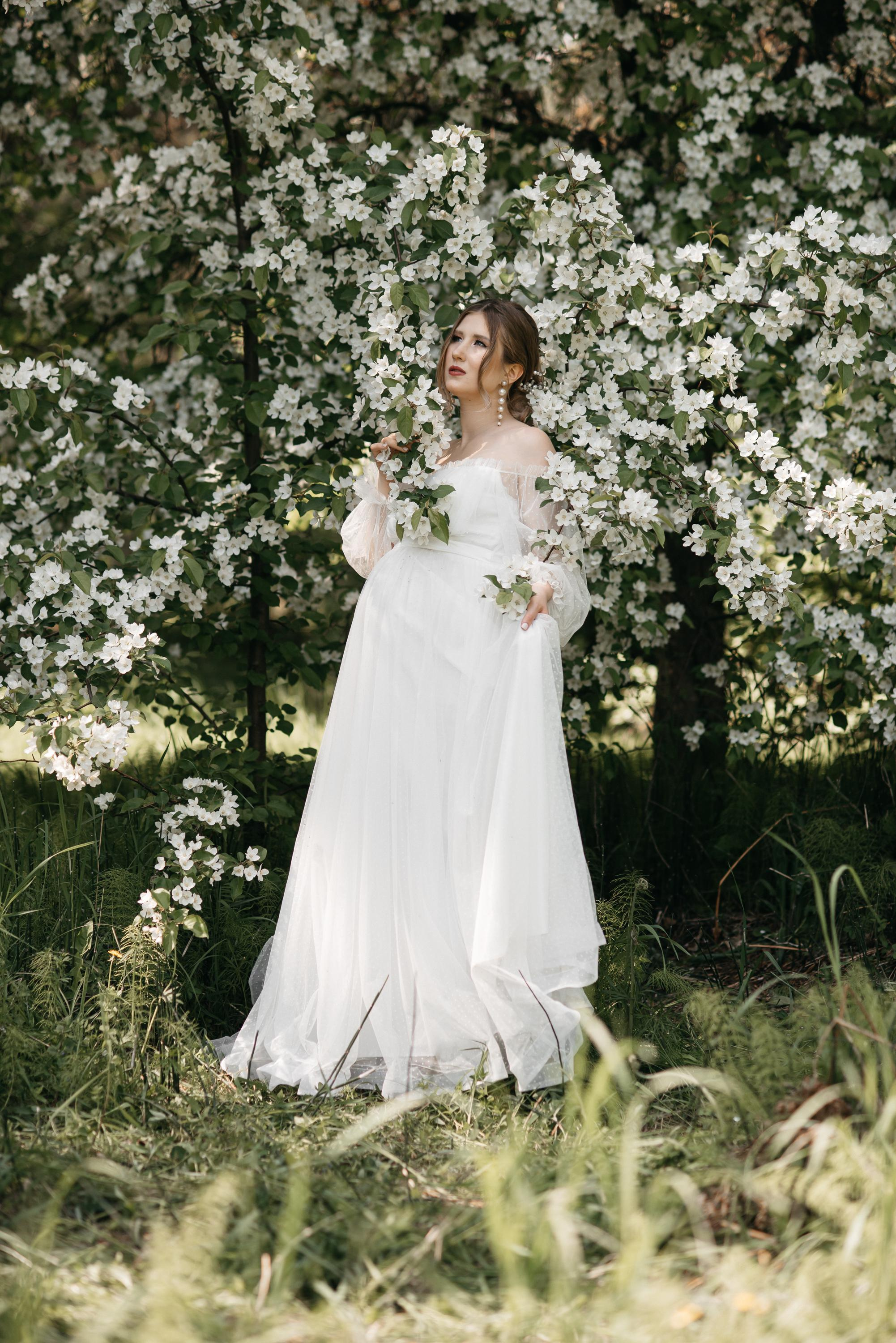 Свадебная прогулка в цветущих яблонях. Свадебный фотограф Ижевск Петр Шишков