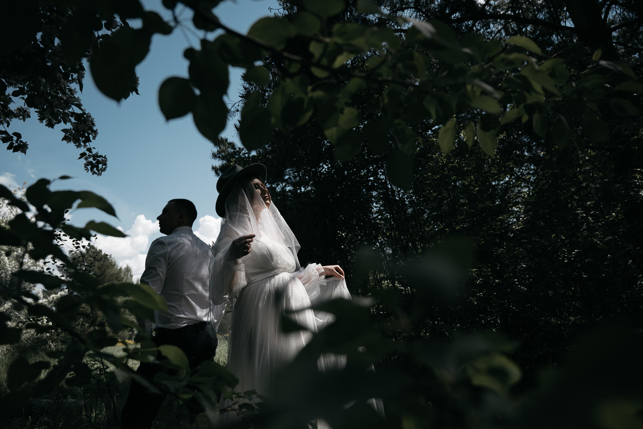 Свадебная прогулка в цветущих яблонях. Свадебный фотограф Ижевск Петр Шишков