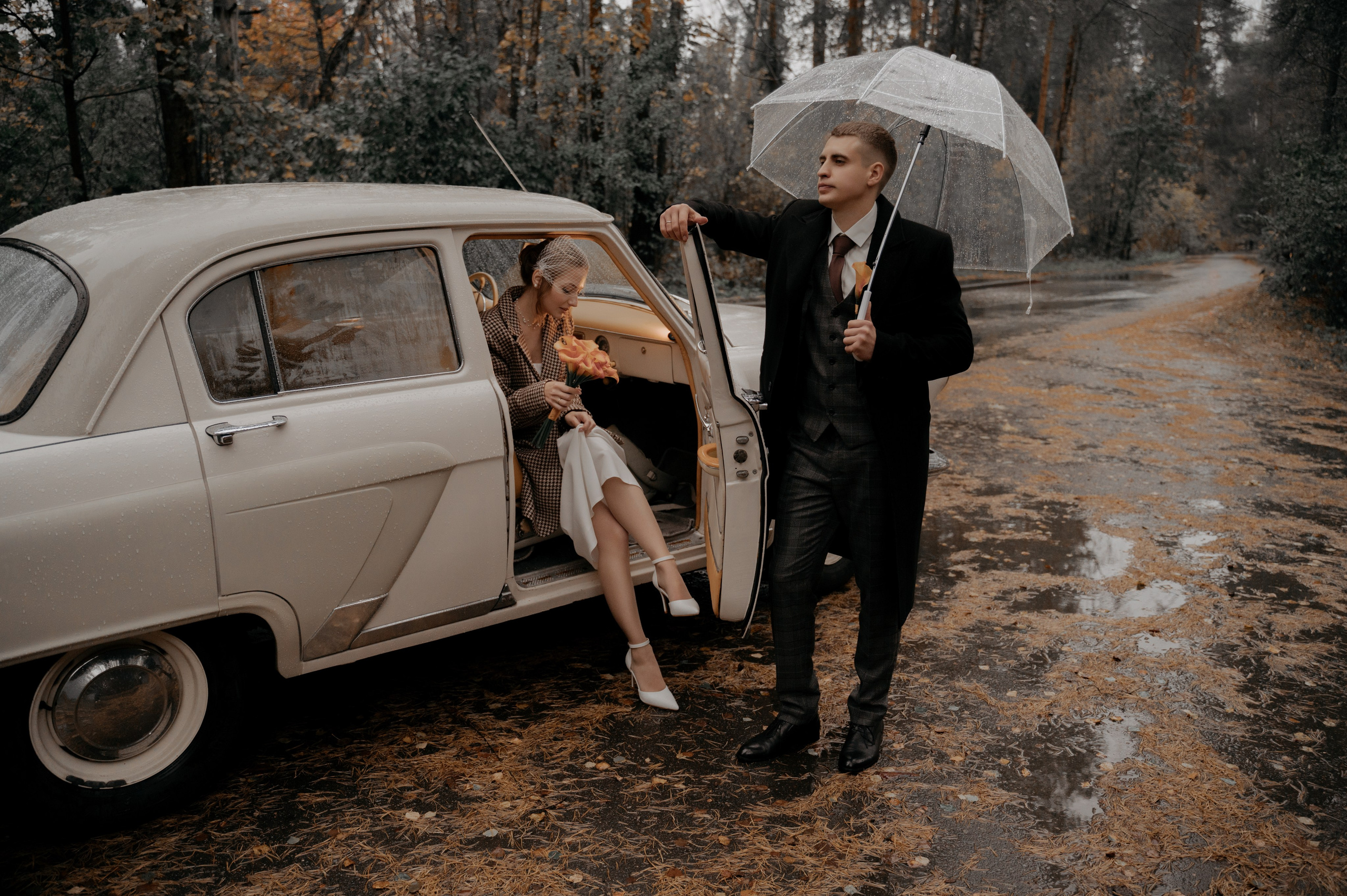 Фотография молодожен с ретро автомобилем