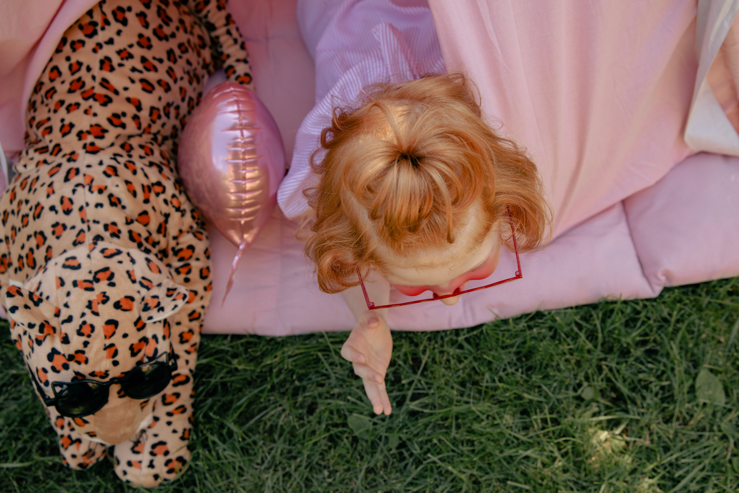 Летняя съемка девочки в саду, в бессейне, с шезлонгом, зонтиком и сахарной ватой. Фотограф новорожденных, детский фотограф  Москва.Семейная съемка Москва. Семенова Анна