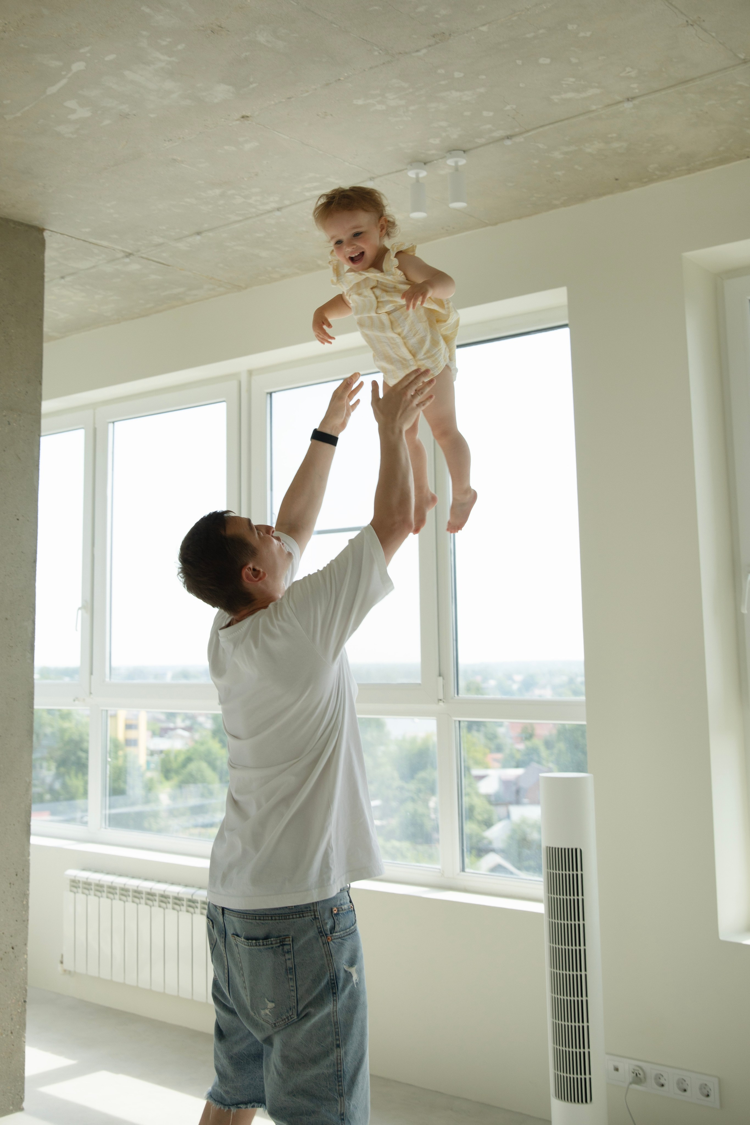 Домашняя съемка красивой семьи в солнечной квартире. Фотограф новорожденных, детский фотограф  Москва.Семейная съемка Москва. Семенова Анна