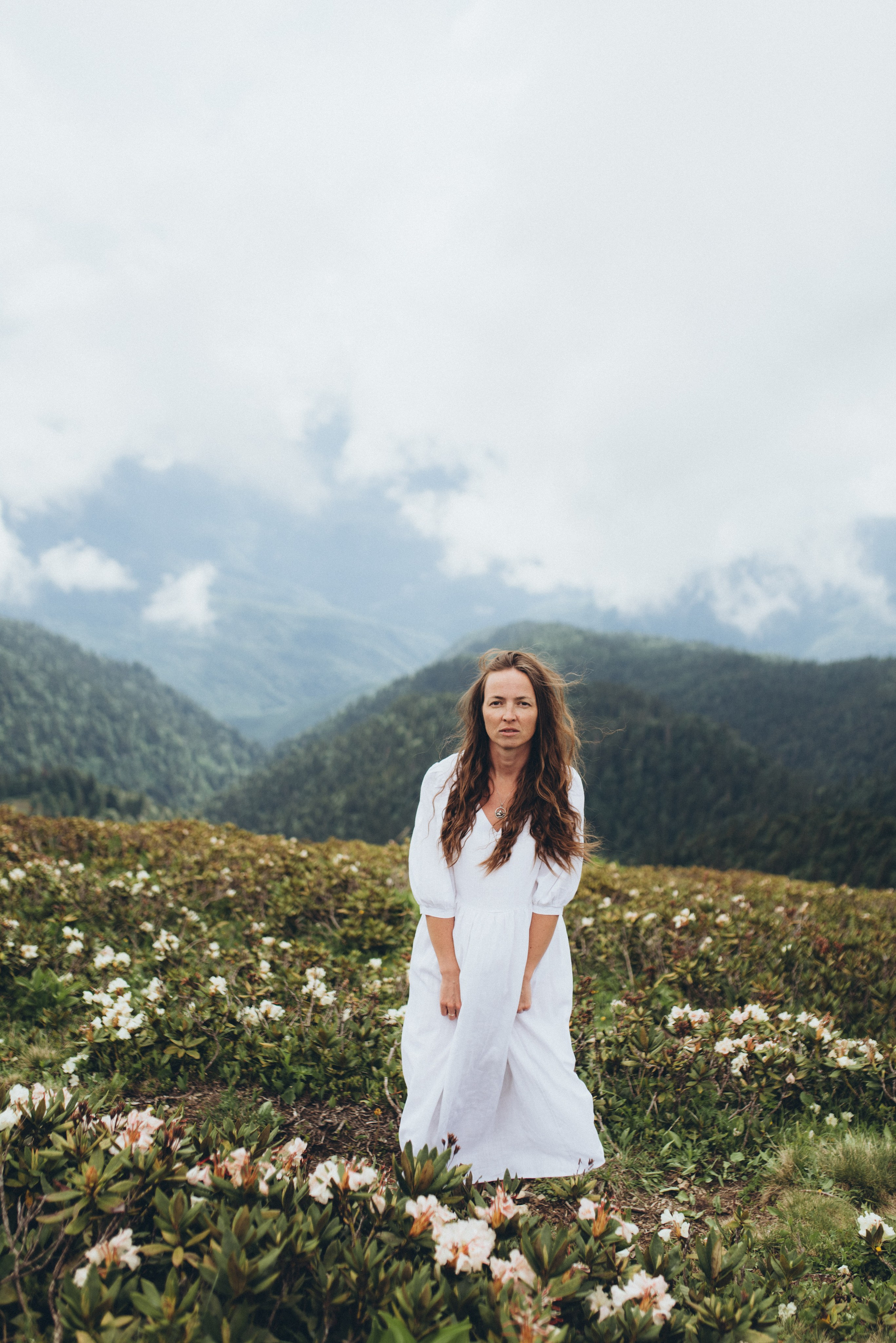 Фотосессия в горах Красной поляна Сочи цветение рододендрона. Фотограф в Сочи — Маргарита Поганова