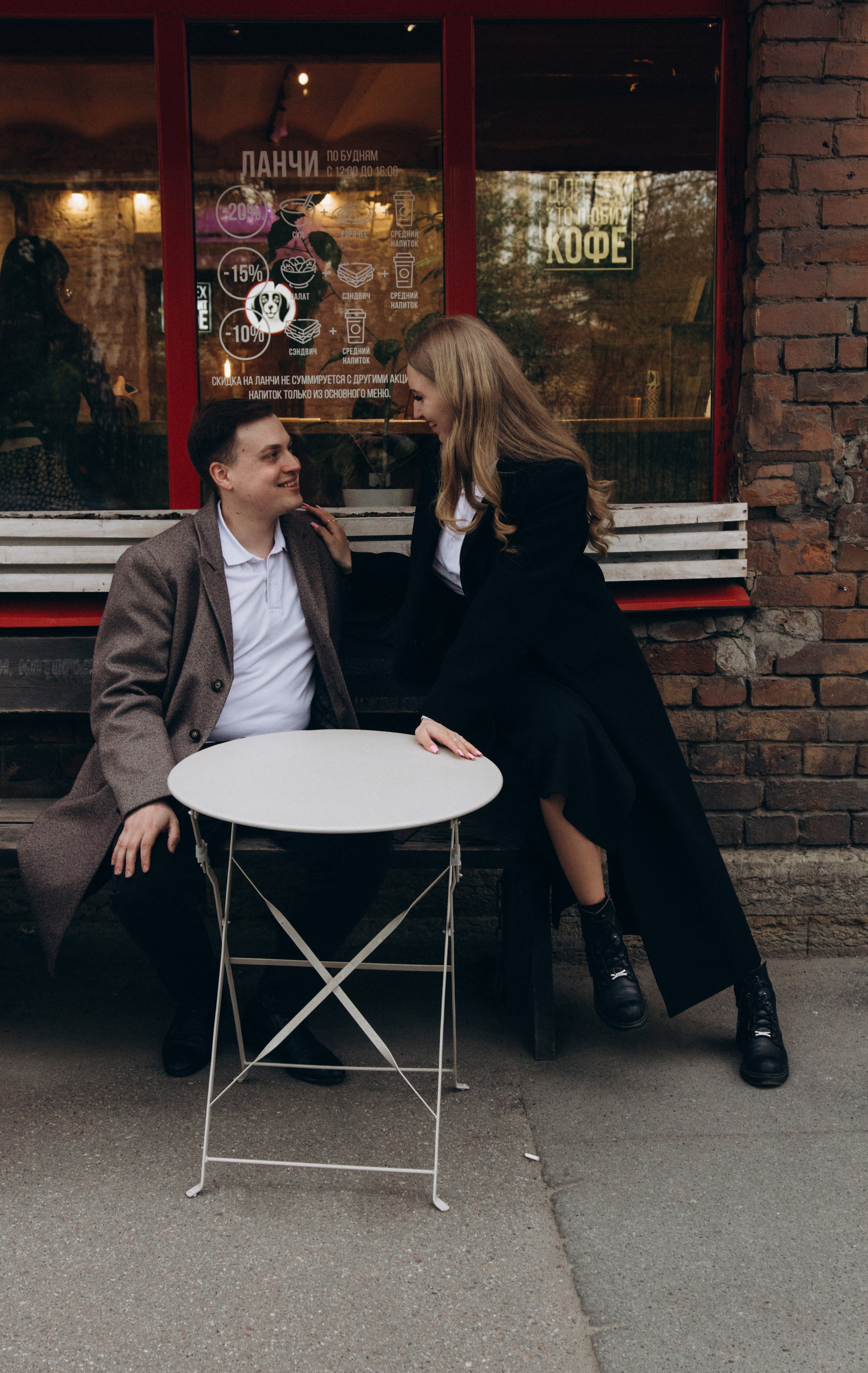 в кафе LOVE STORY за столиком 