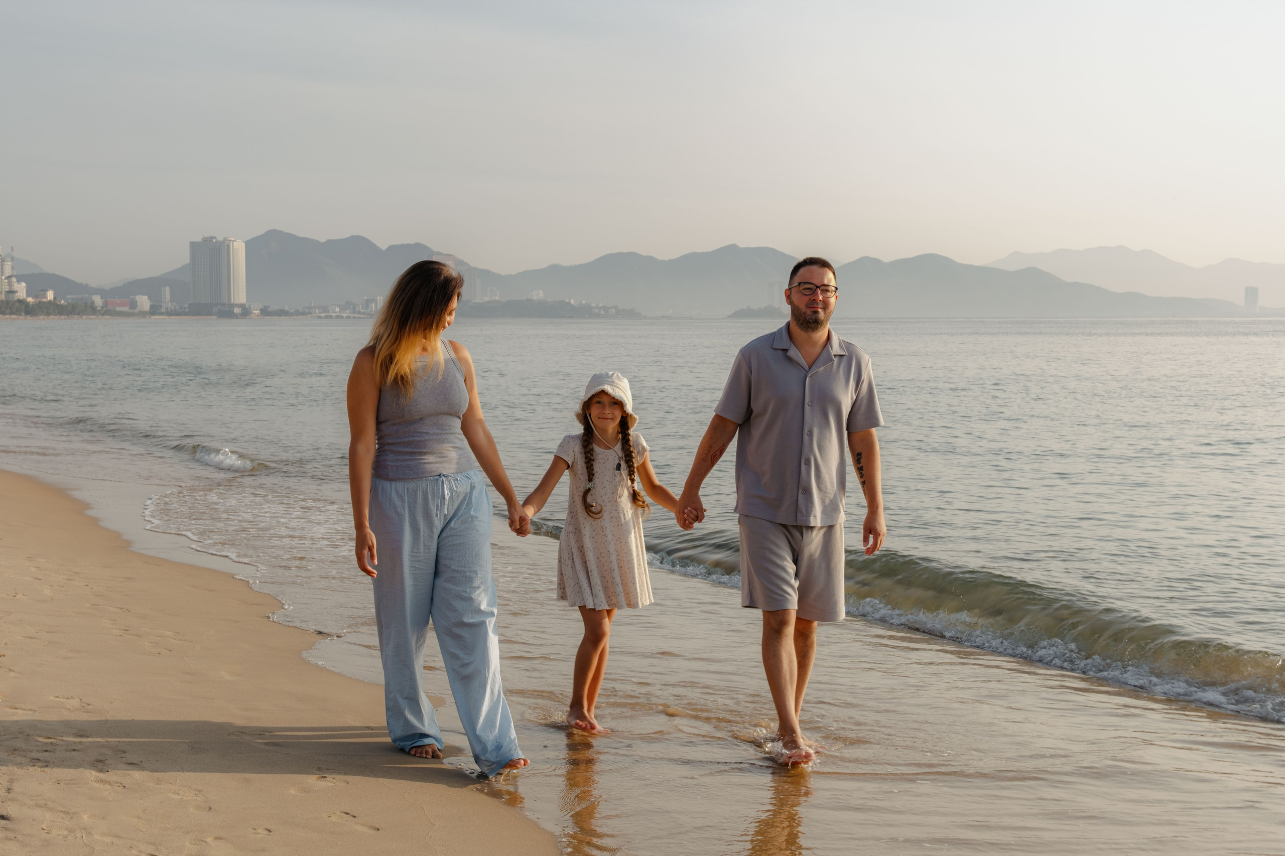 Mother and daughters. Portrait photographer Nha Trang | Julia Meshanina