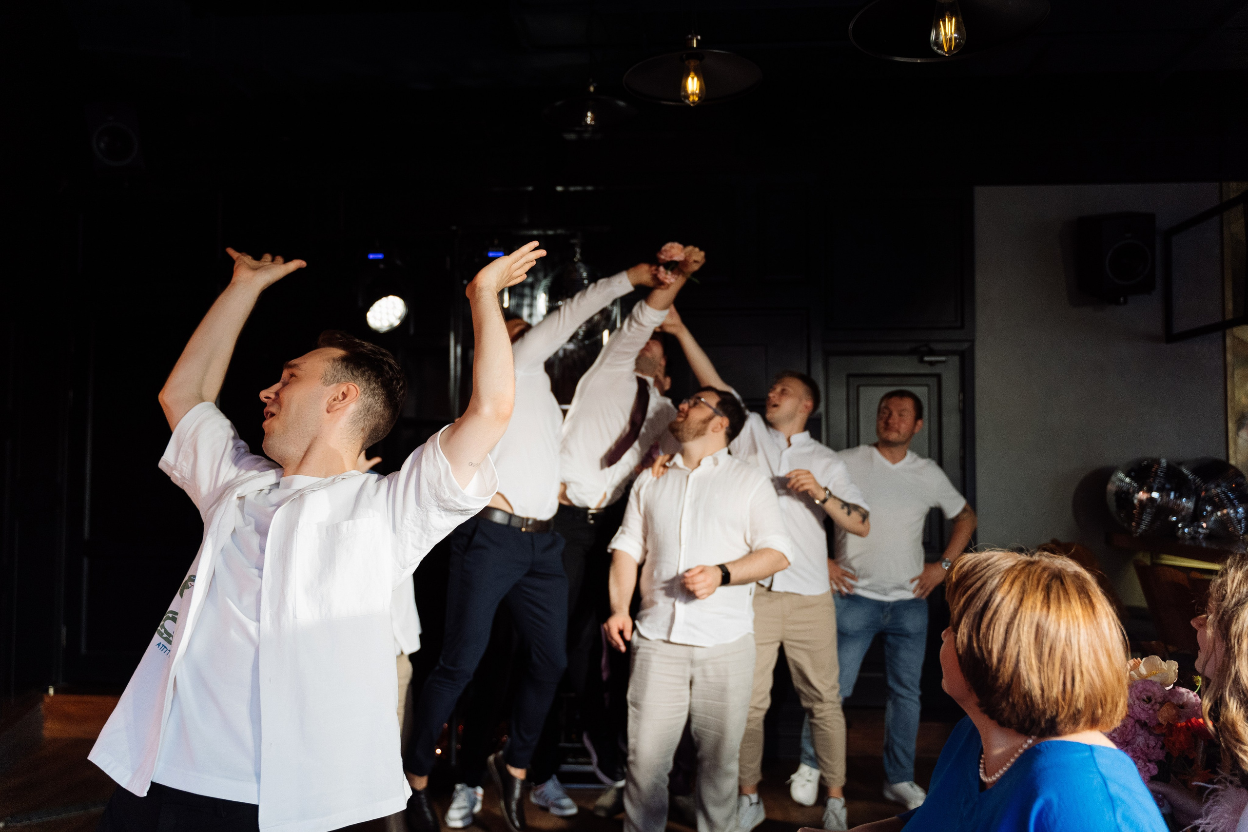 Камерная свадьба на фонтанке в сезонах. Свадебный фотограф организатор в Санкт-Петербурге Ассоль Опарина