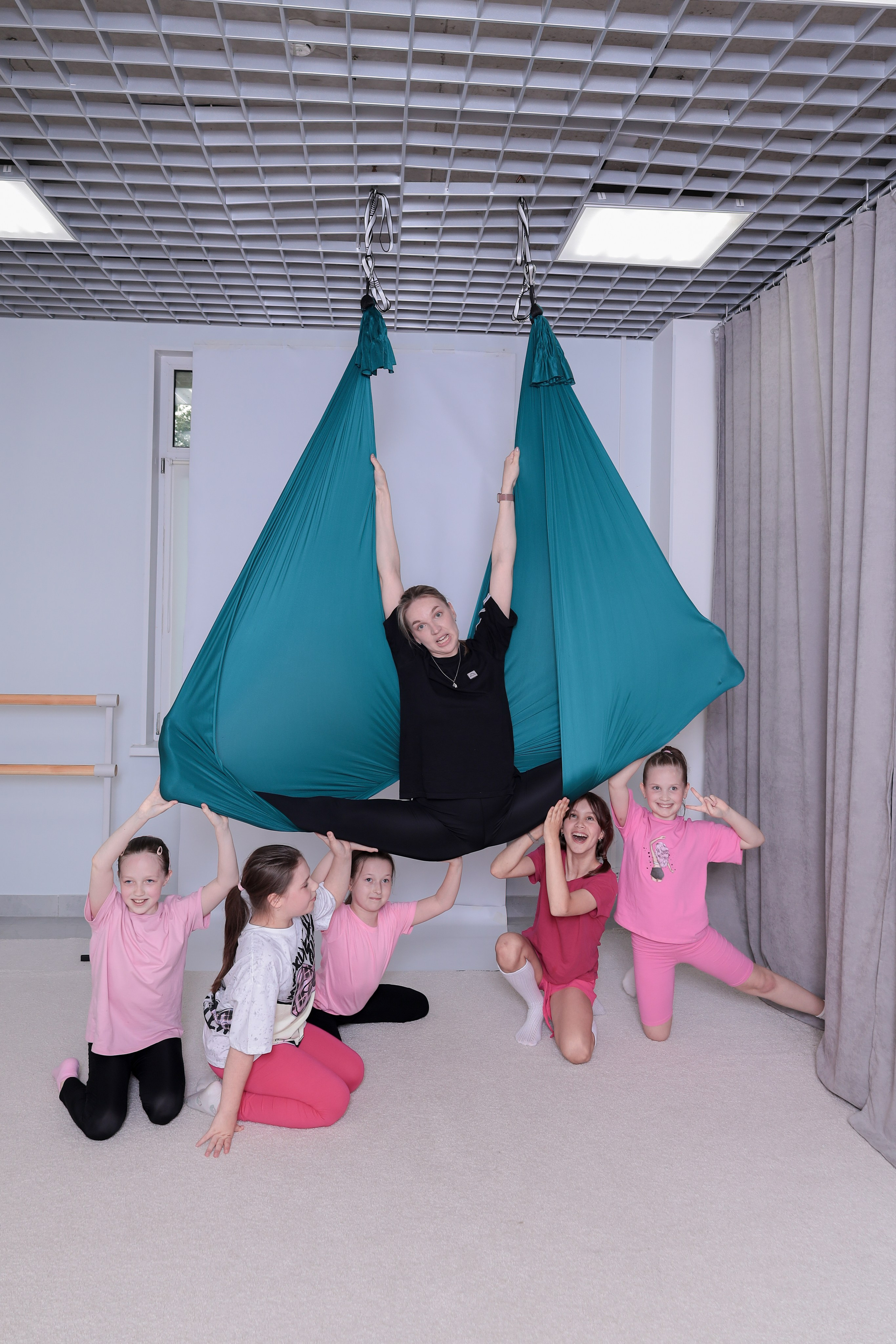 Детская аэройога. Фотограф Надршина Лилия