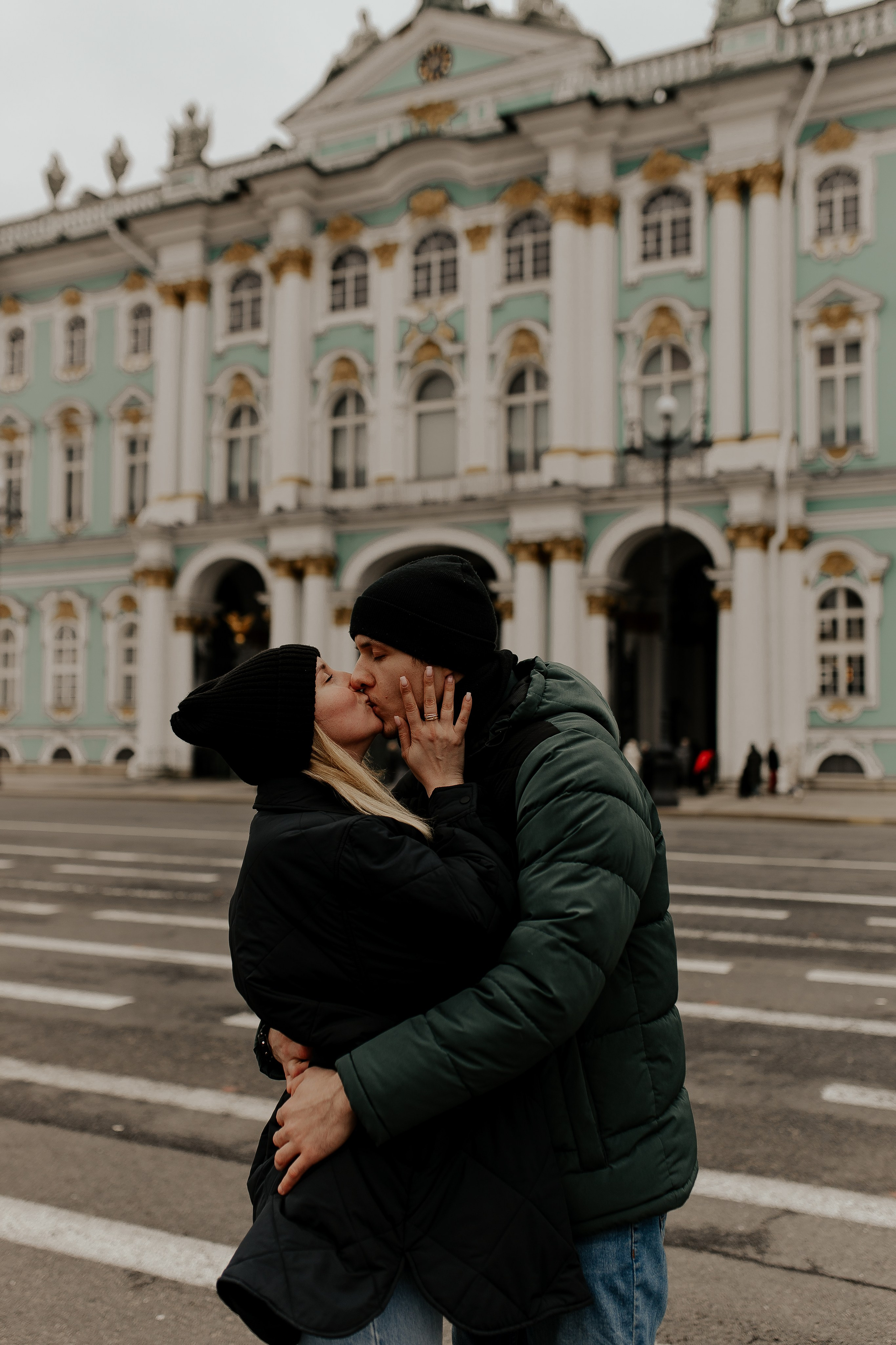 Поцелуй у Эрмитажа. Фотограф в Санкт-Петербурге Лиза Семченкова