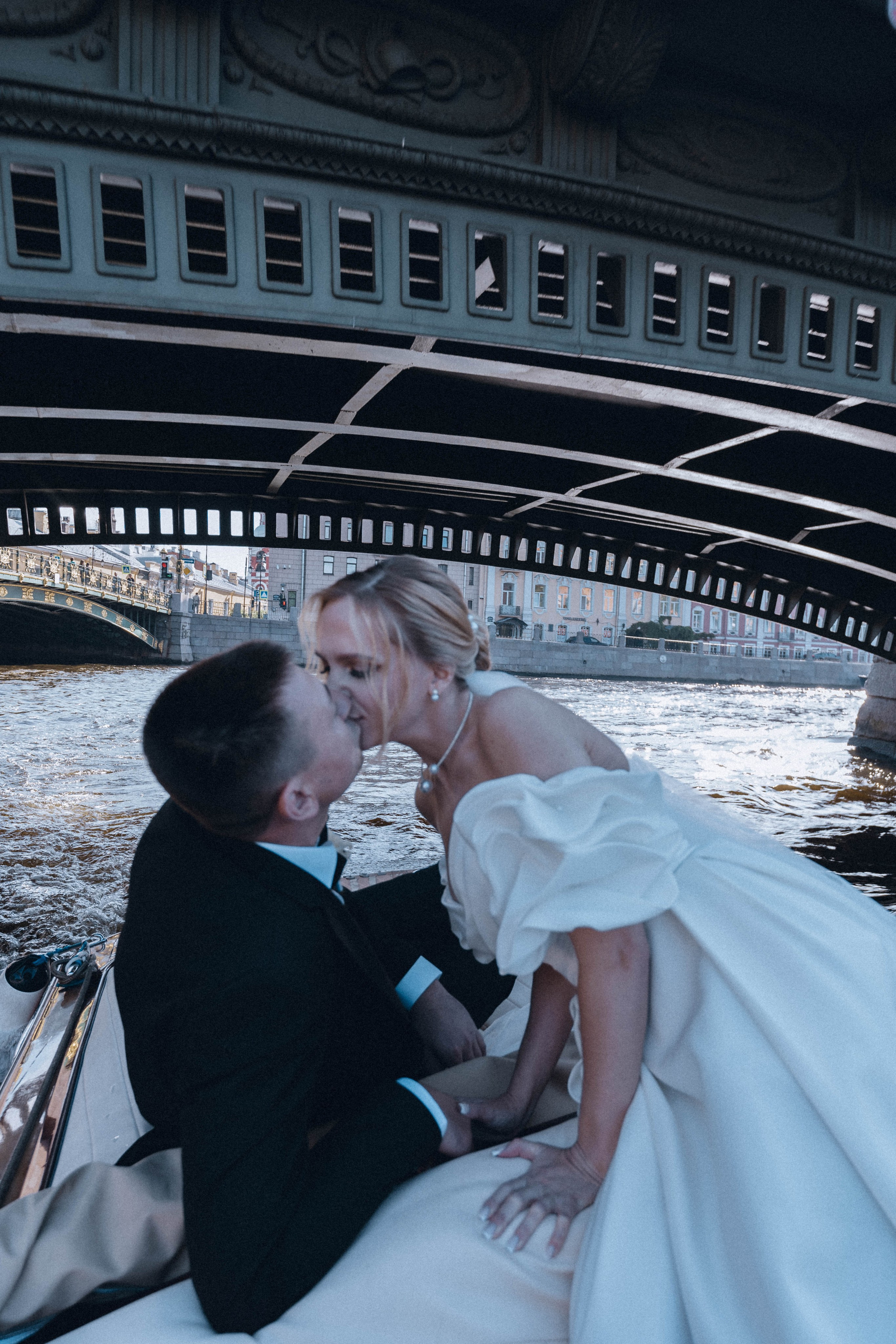 СВАДЕНБНАЯ СЬЕМКА НА КАТЕРЕ ПО КАНАЛАМ САНКТ-ПЕТЕРБУРГА И В АКВАТОРИИ НЕВЫ. Профессиональный фотограф, Санкт-Петербург — Виктория Богомолова