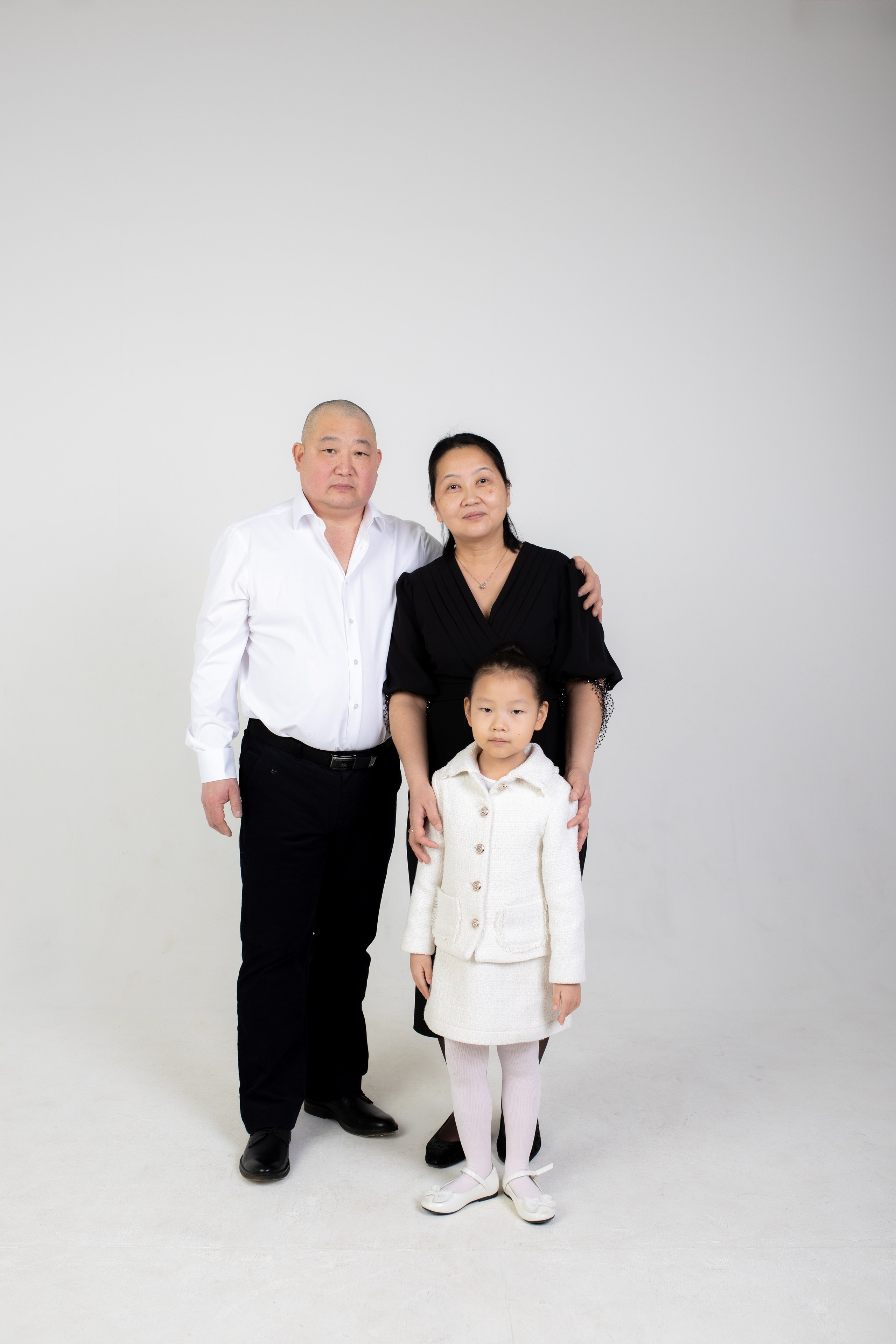 Семейная фотосессия на циклораме с импульсным светом. Фотограф в Железнодорожном и Балашихе