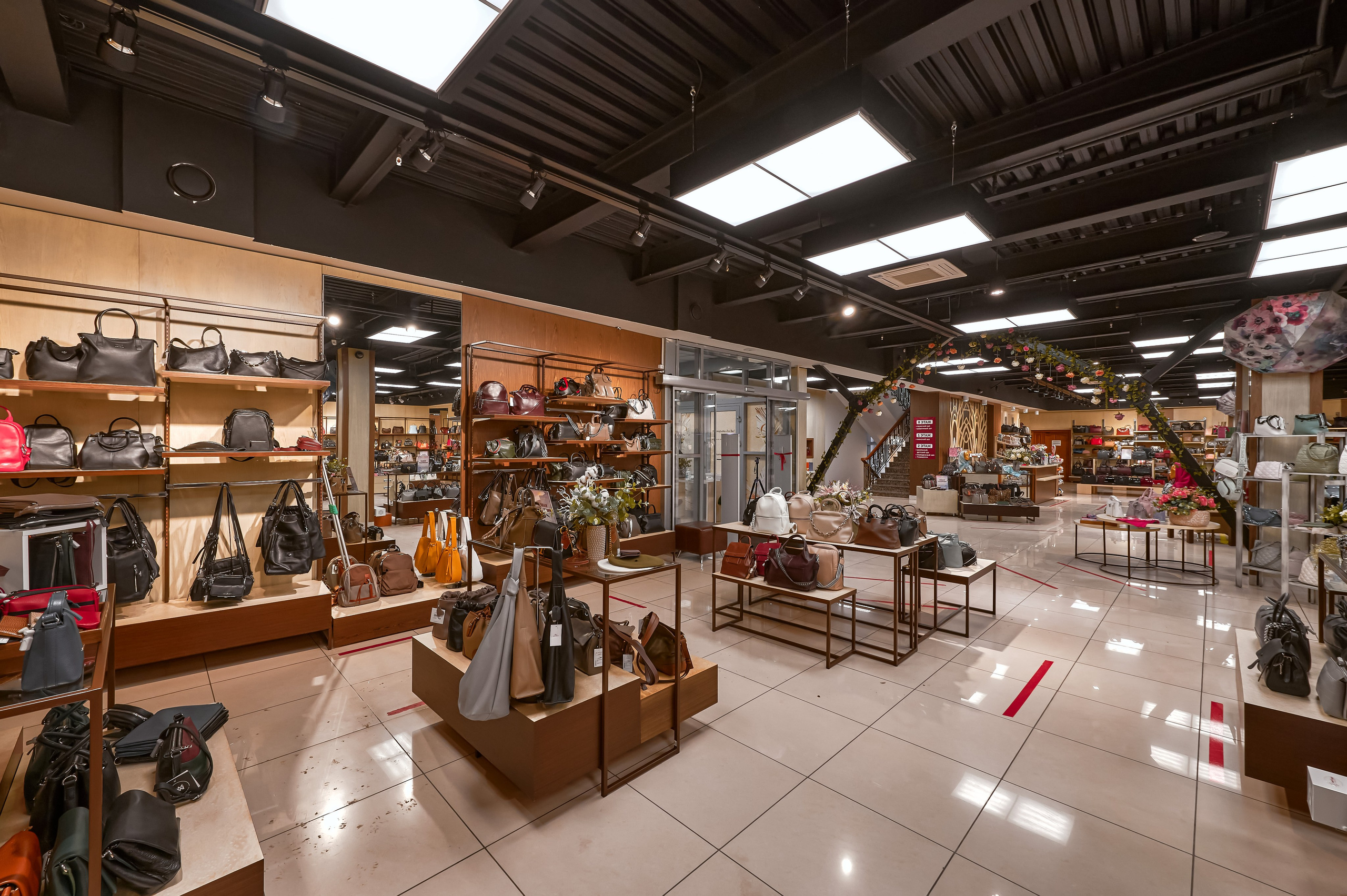 Портфолио по интерьерной и экстерьерной фотосъёмки: Мир сумок — Левый берег. Фотограф Яковлев Роман — Красноярск