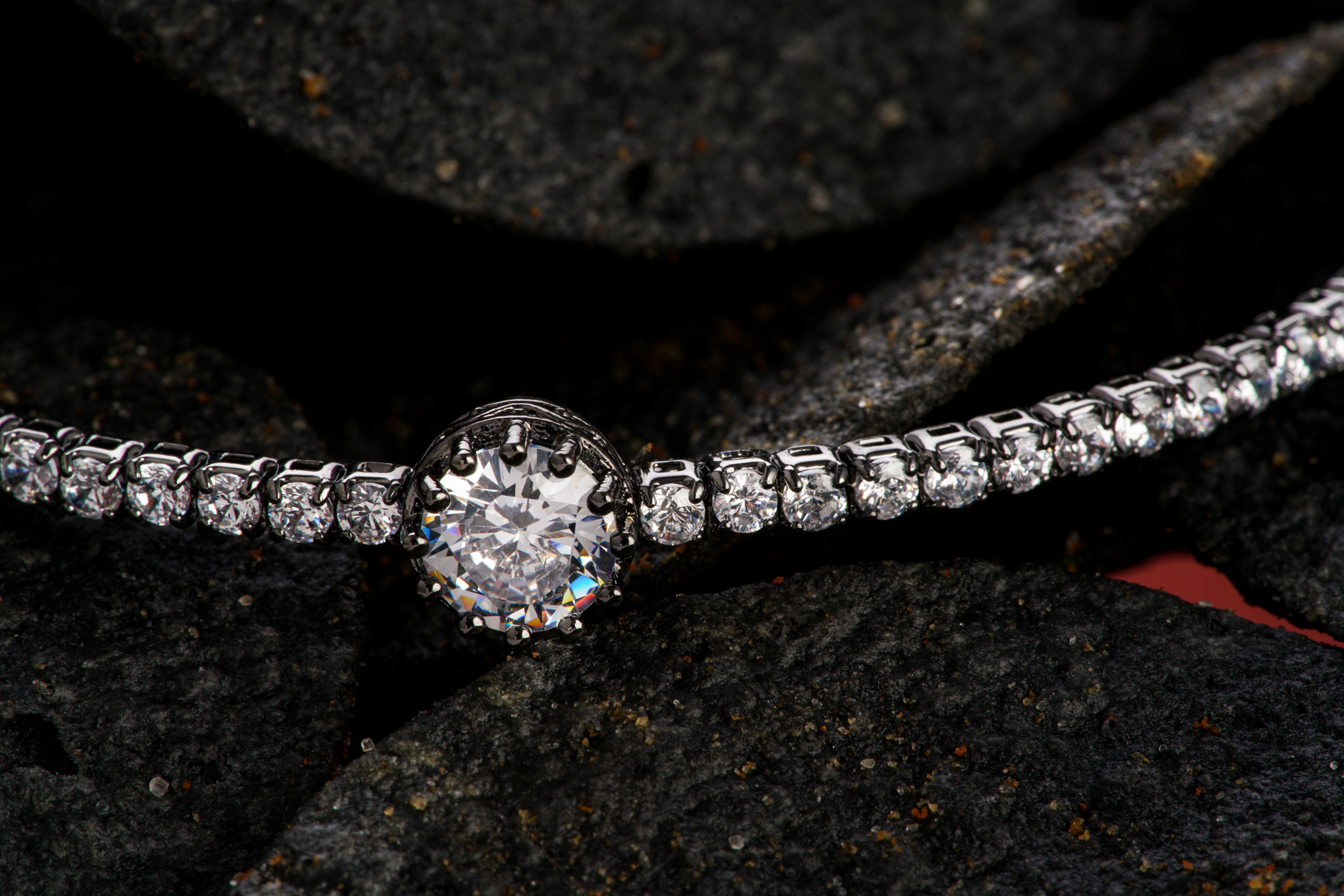 красивый браслет из серебра и бриллиантов