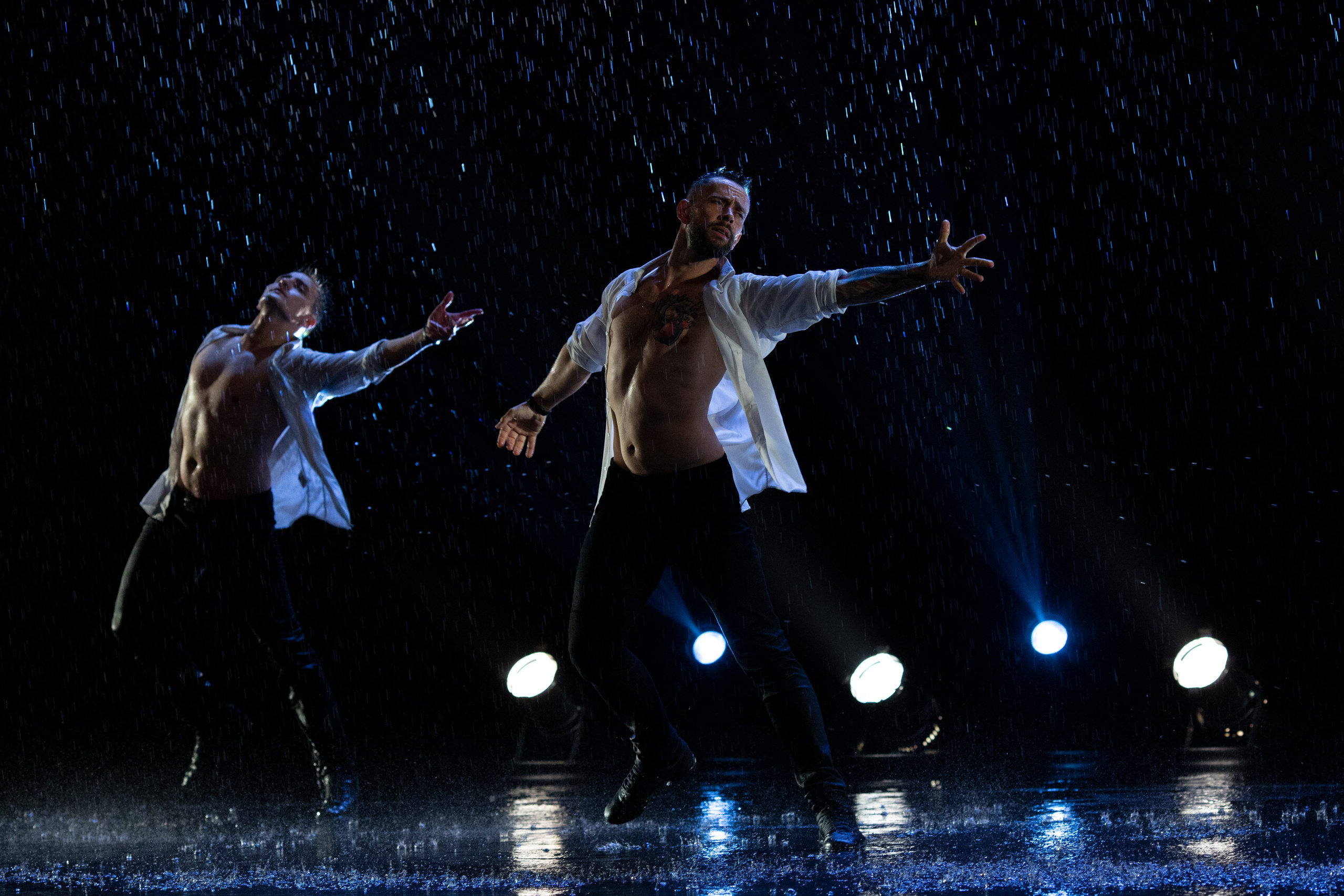 Искушение. Танец под дождём. Фотограф Антонина Свешникова. ВЫПУСКНЫЕ ФОТОКНИГИ для детских садов и школ. Москва, Владимир