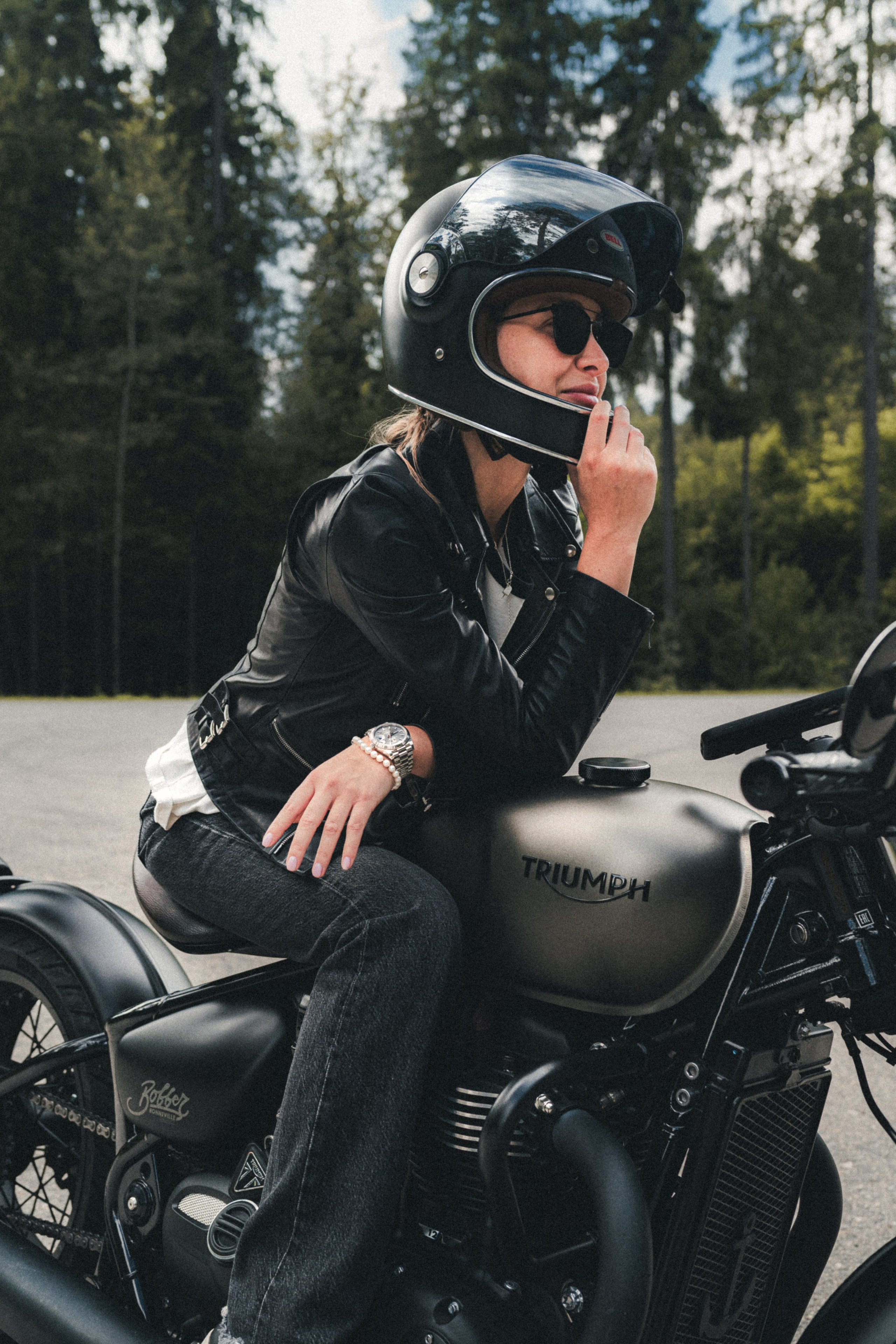 Портретная фотосессия с мотоциклом Triumph Bobber 1200. Фотограф Илья К. в Москве