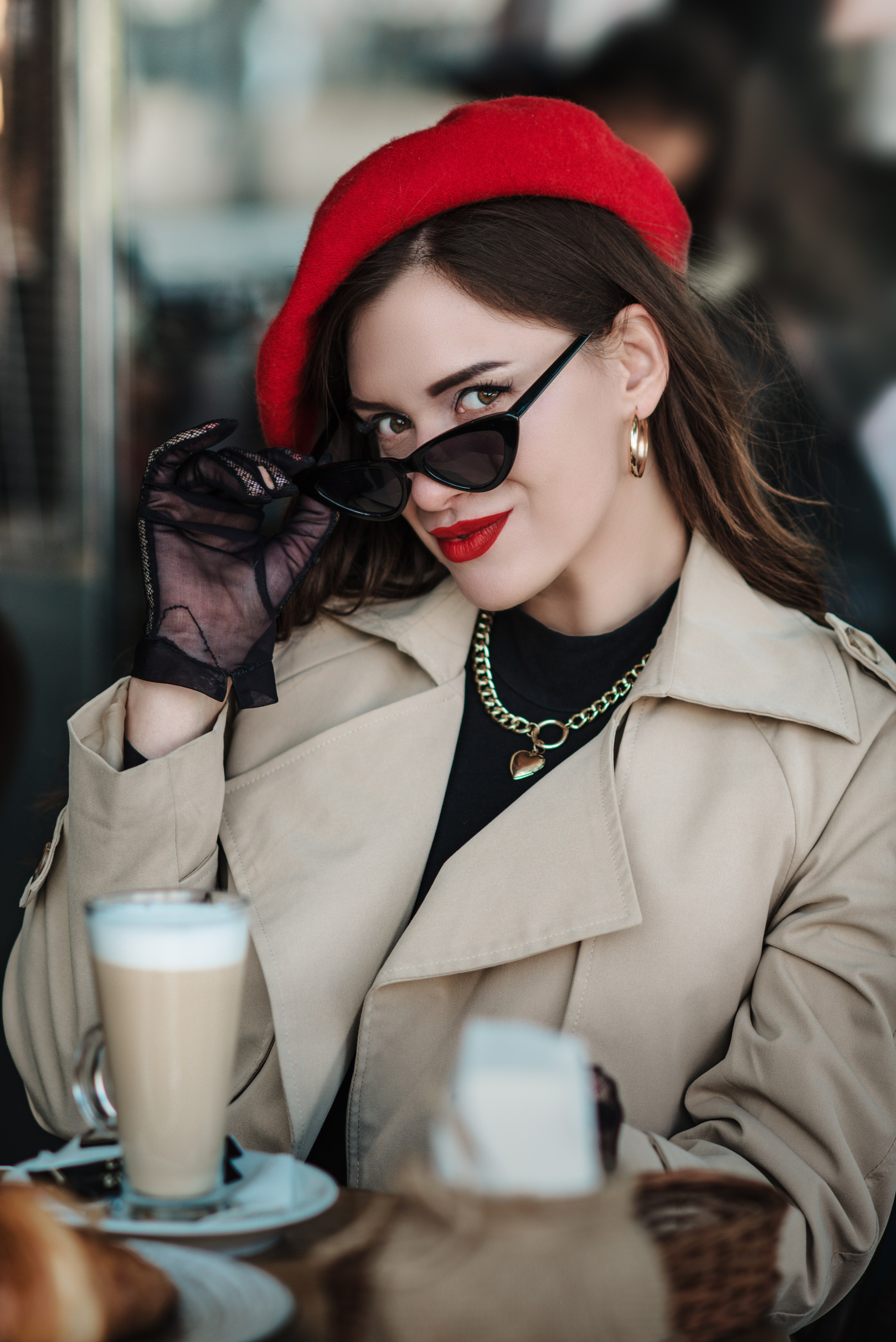 Портретная фотосессия в городе. Красивая девушка в кафе. Фотограф в Симферополе и по Крыму Ольга Топоривская.