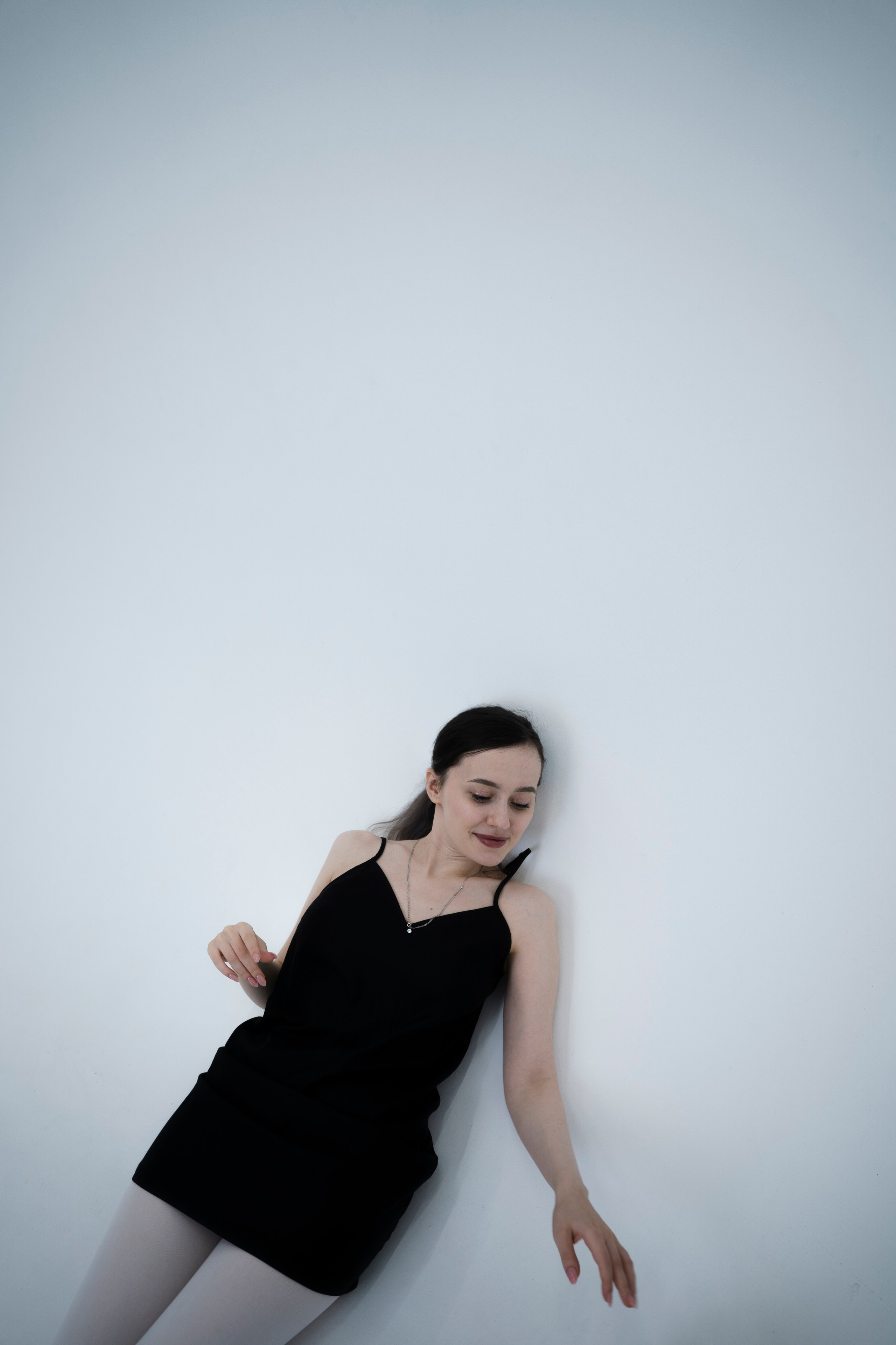 ДЕВОЧКА НА ШАРЕ. Главная