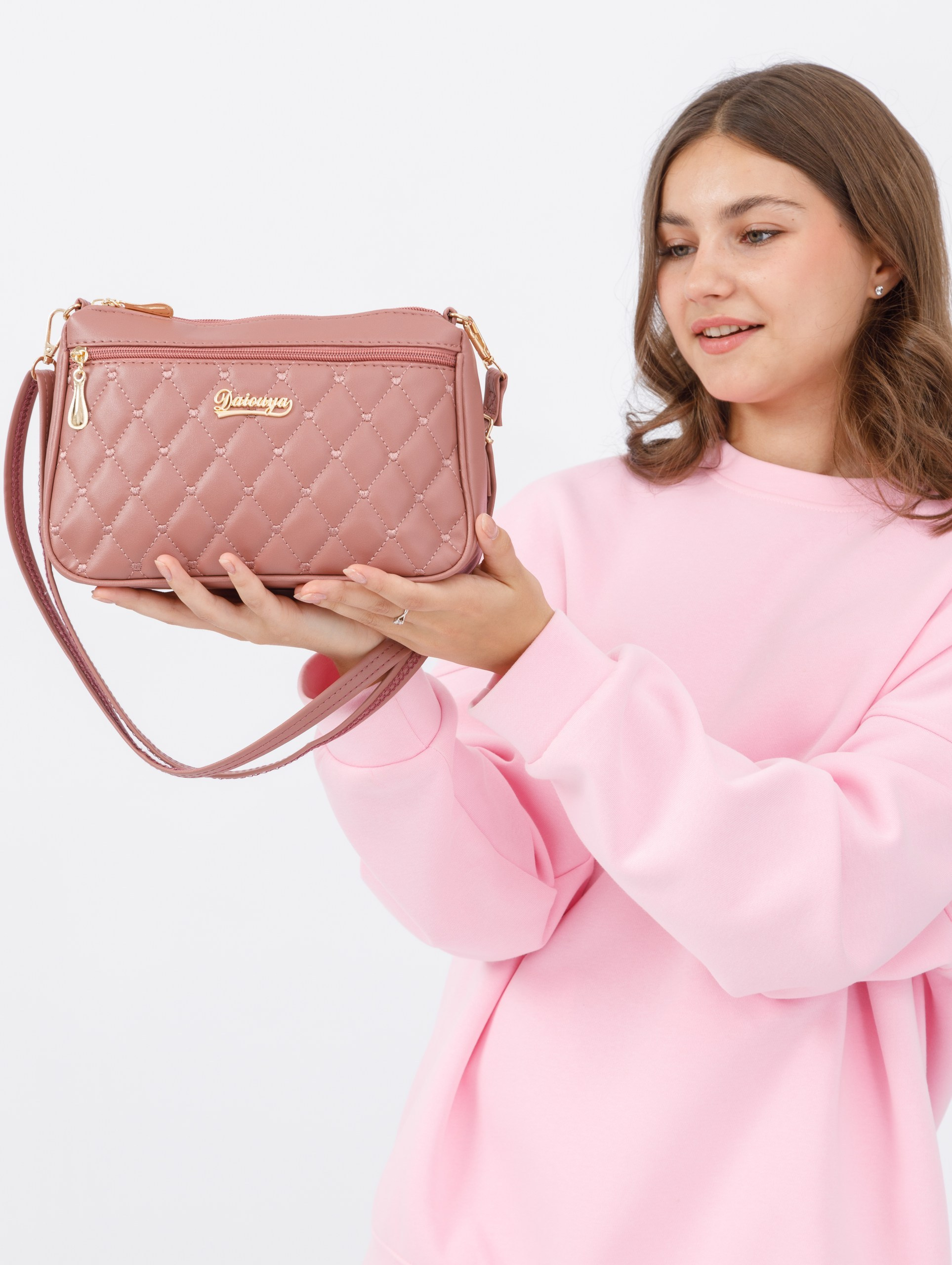 Съемка розовой и черной сумки для маркетплейса. Студия коммерческой съемки ХВОЯ