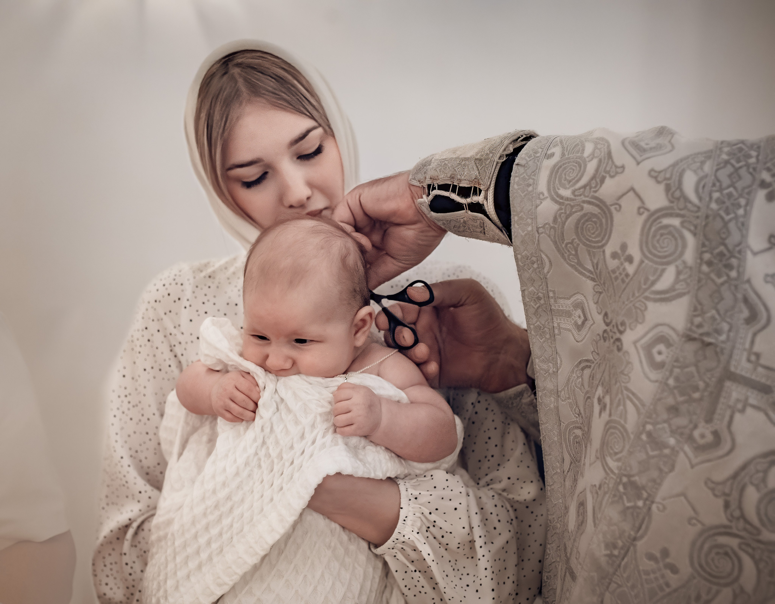 Крещение Василисы в храме исповедников и новомучеников Российских. Фотографы крещения/венчания  Красноярск Татьяна и Вячеслав Переваловы