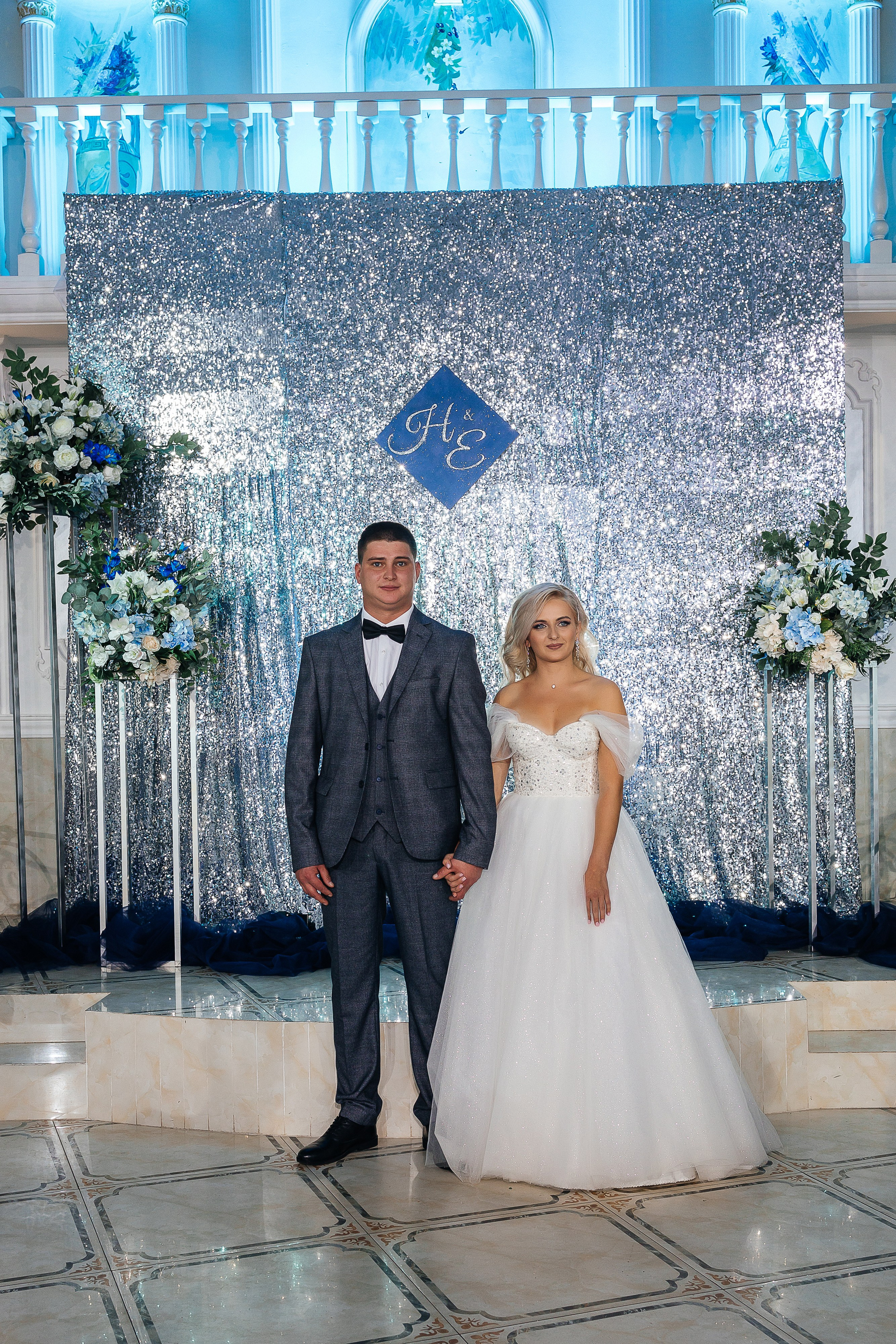 Стильная фотосессия пары в интерьерах ресторана. Олег Сверчков | Свадебный фотограф Вологда