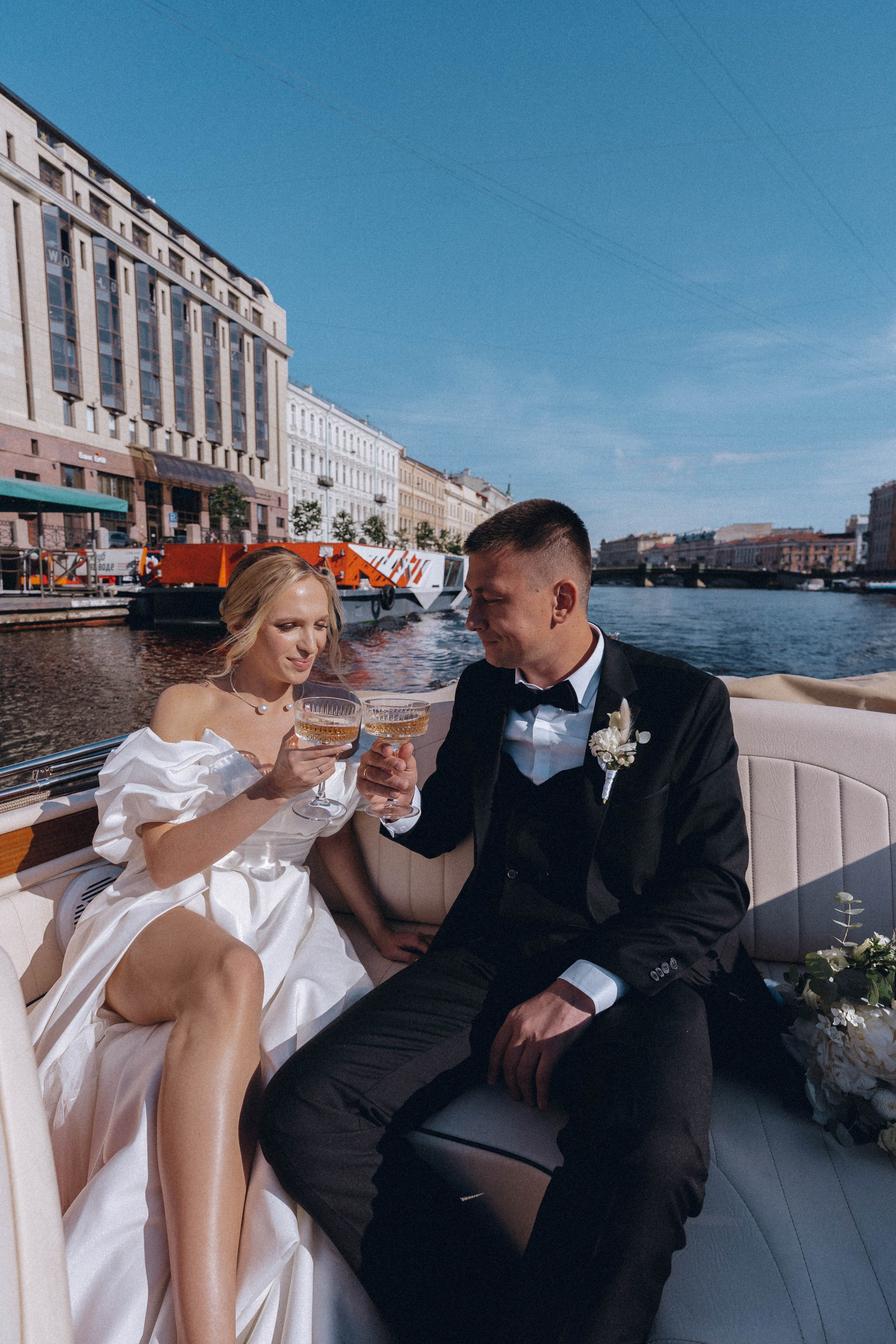 СВАДЕНБНАЯ СЬЕМКА НА КАТЕРЕ ПО КАНАЛАМ САНКТ-ПЕТЕРБУРГА И В АКВАТОРИИ НЕВЫ. Профессиональный фотограф, Санкт-Петербург — Виктория Богомолова