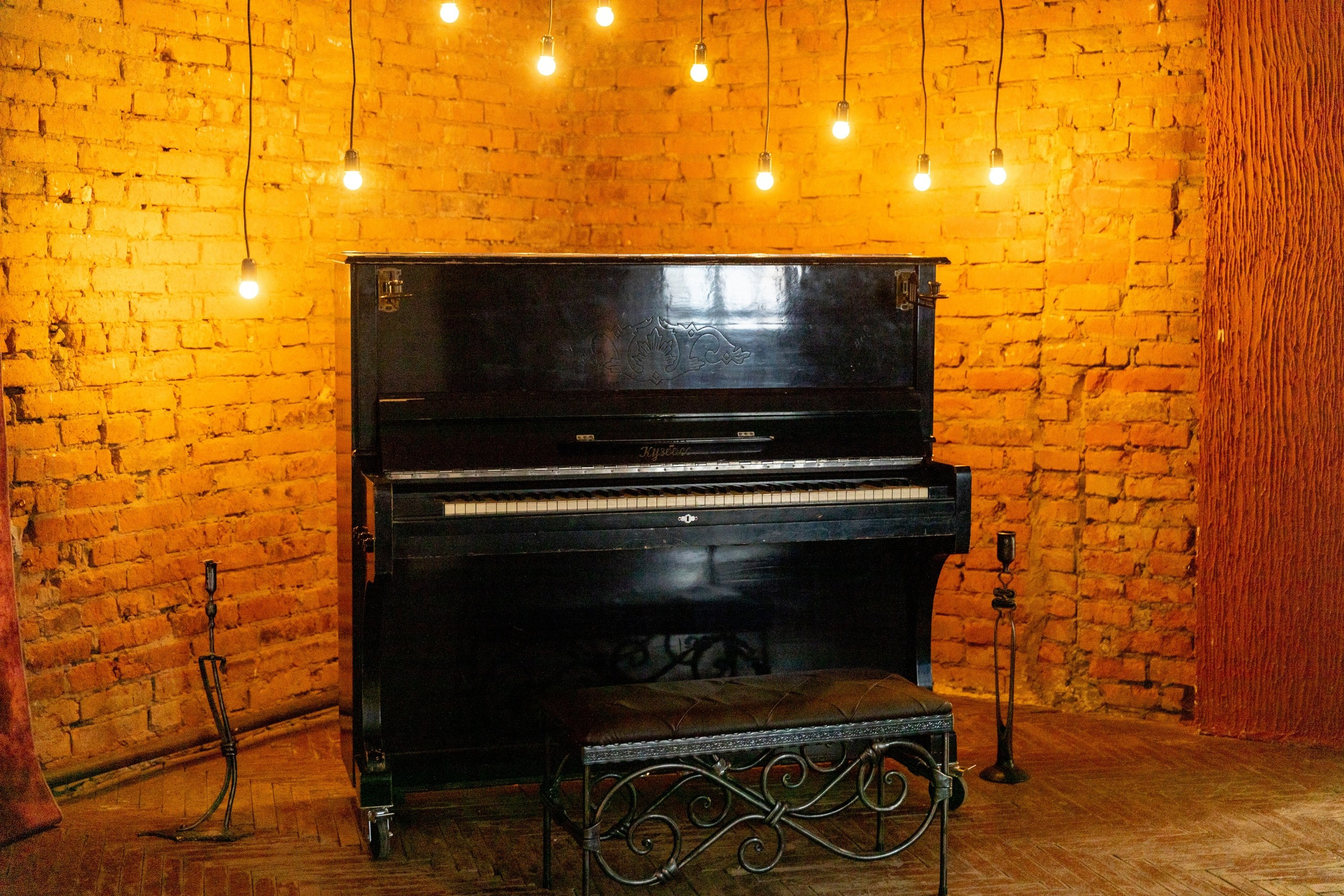 Зал «Кирпичный» 110 м²